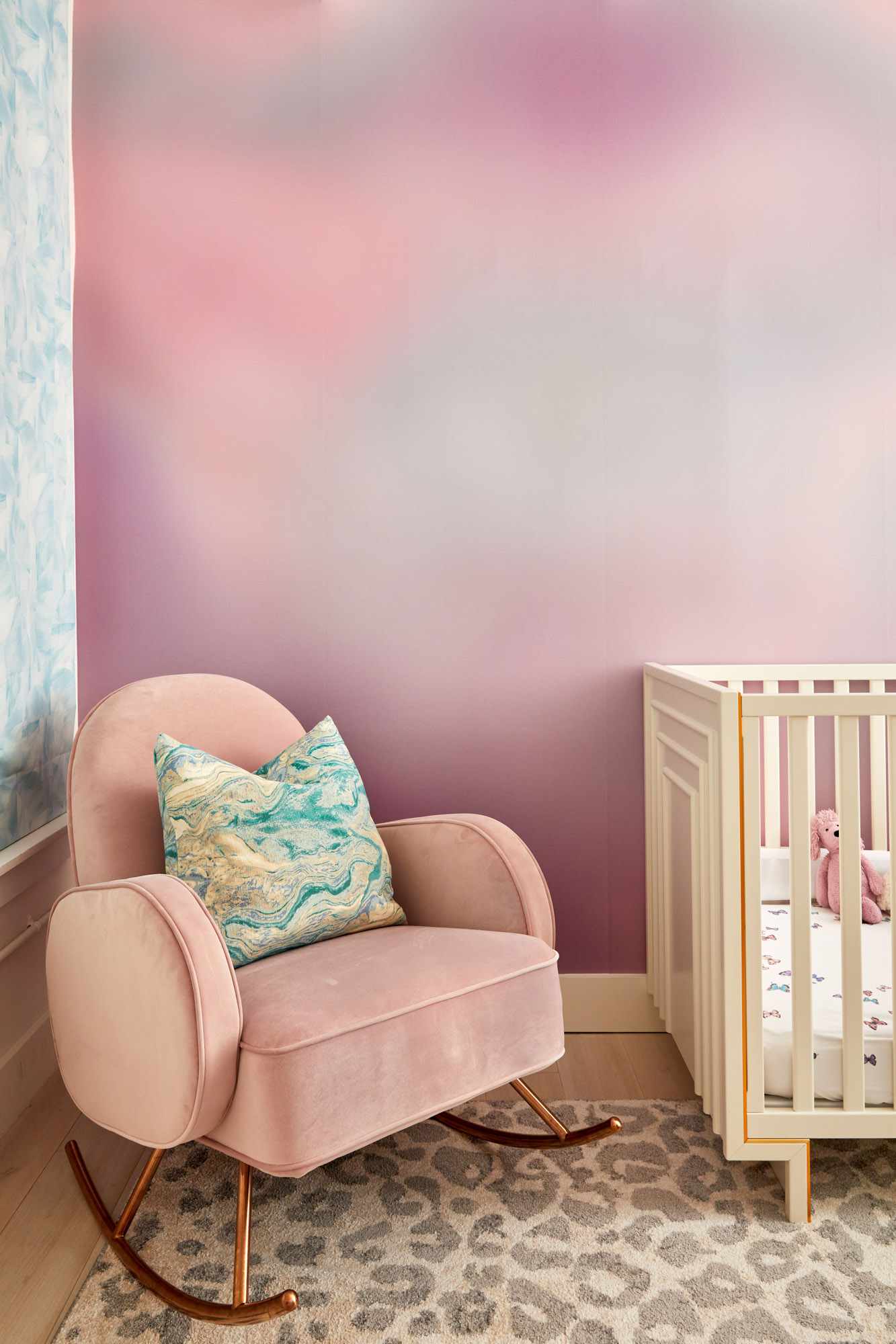 mur d'accent rose pour chambre d'enfant
