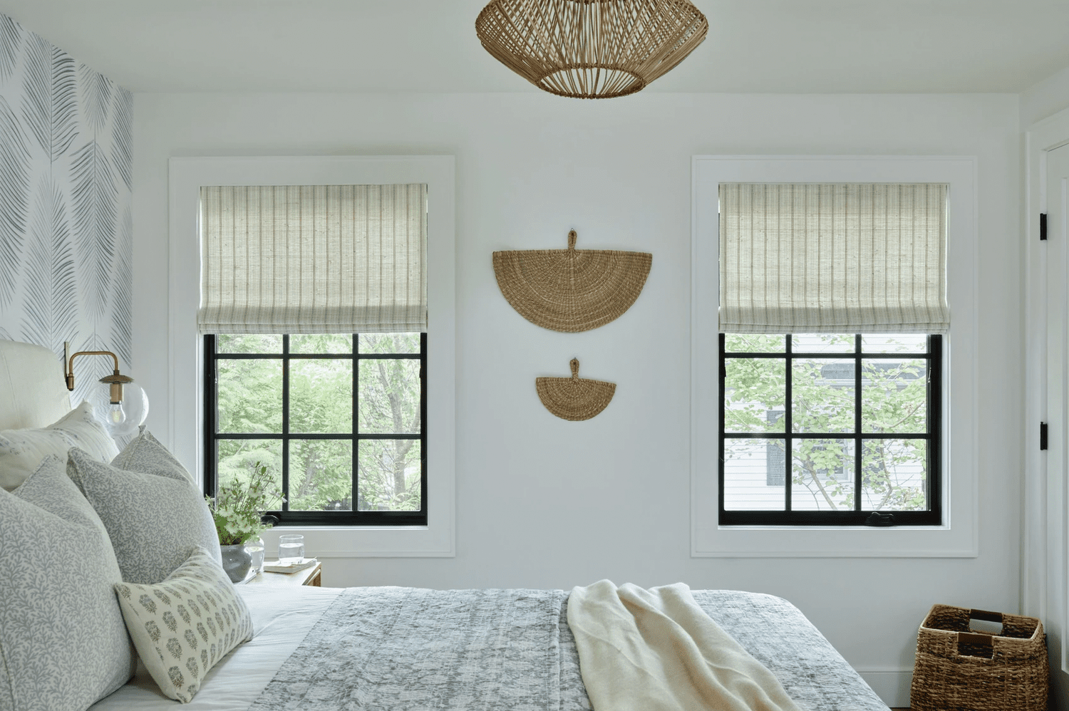 chambre à coucher bleue et blanche avec des accents naturels