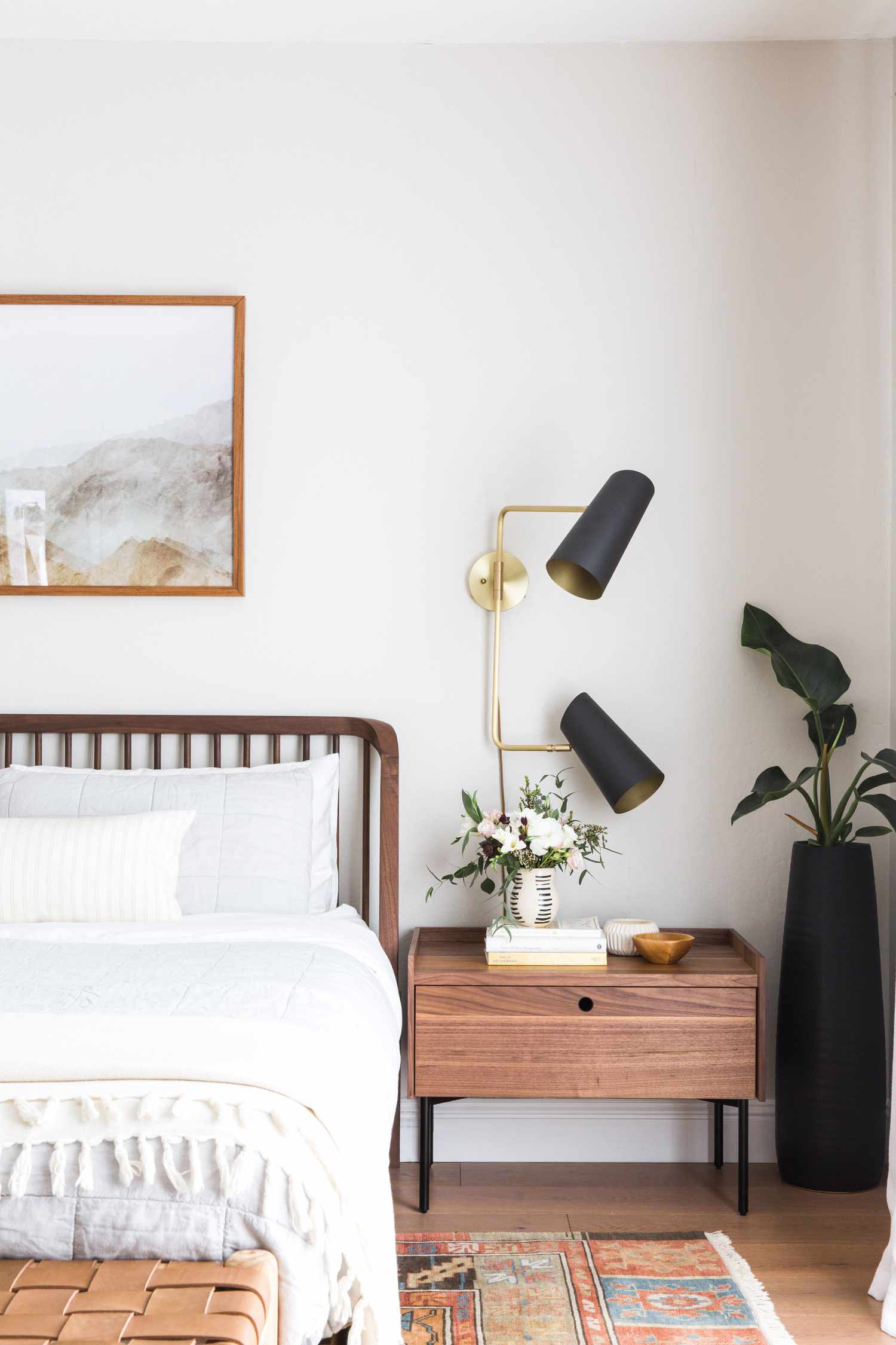 chambre à coucher neutre avec des fleurs