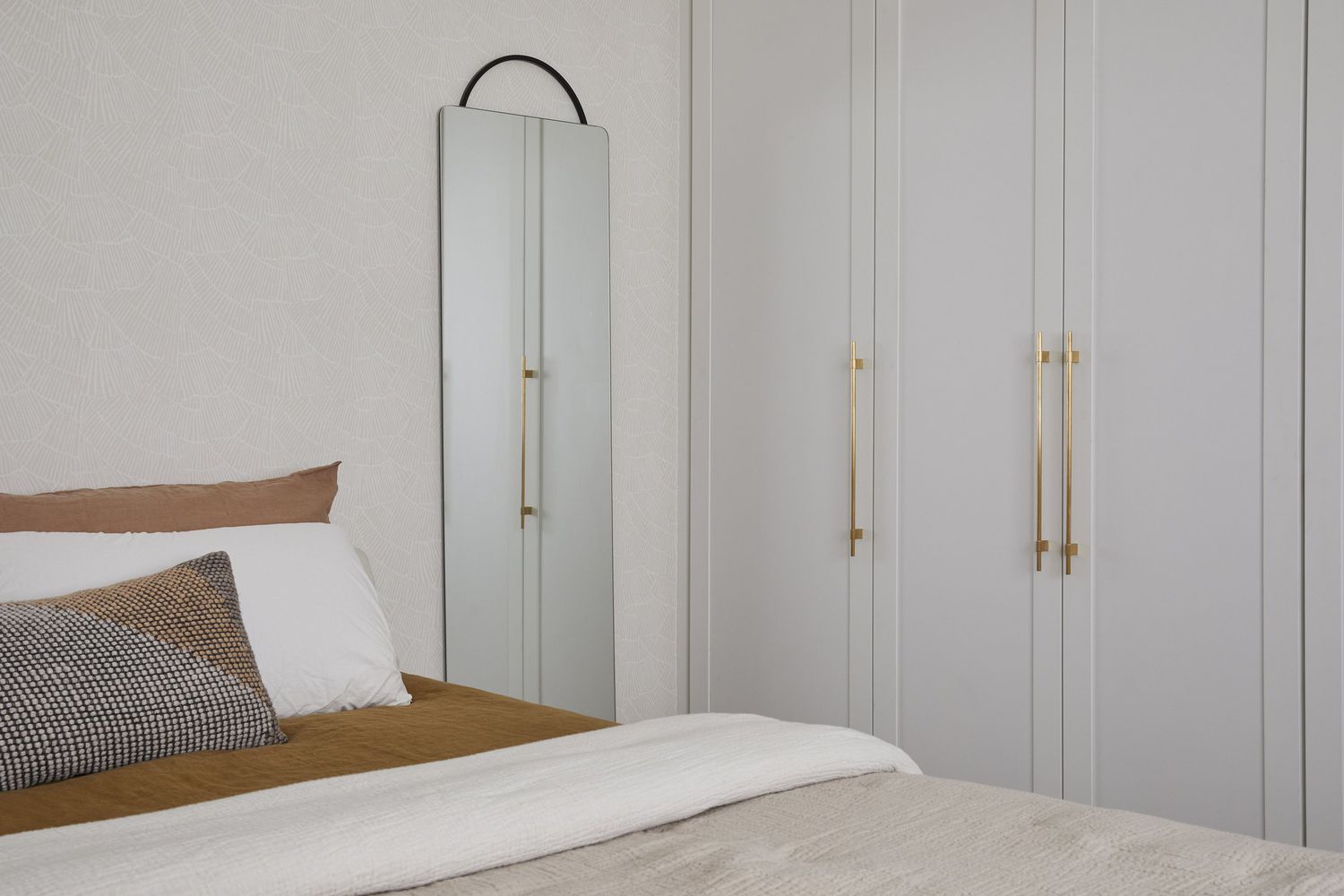 chambre à coucher gris doux et blanc