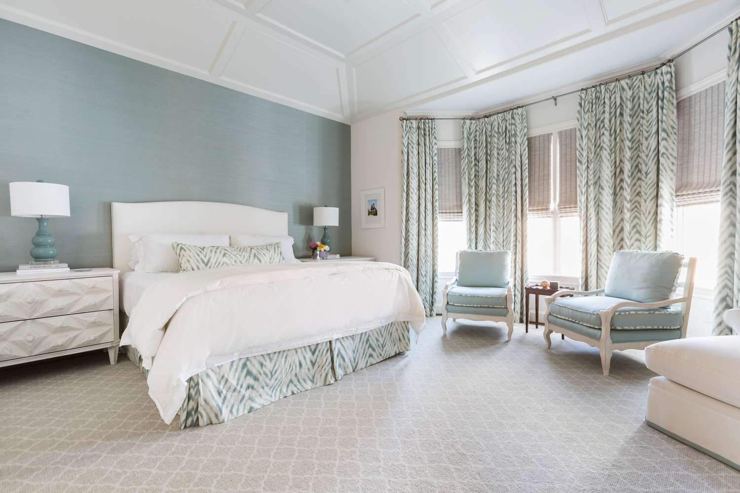 chambre à coucher bleue, verte et blanche