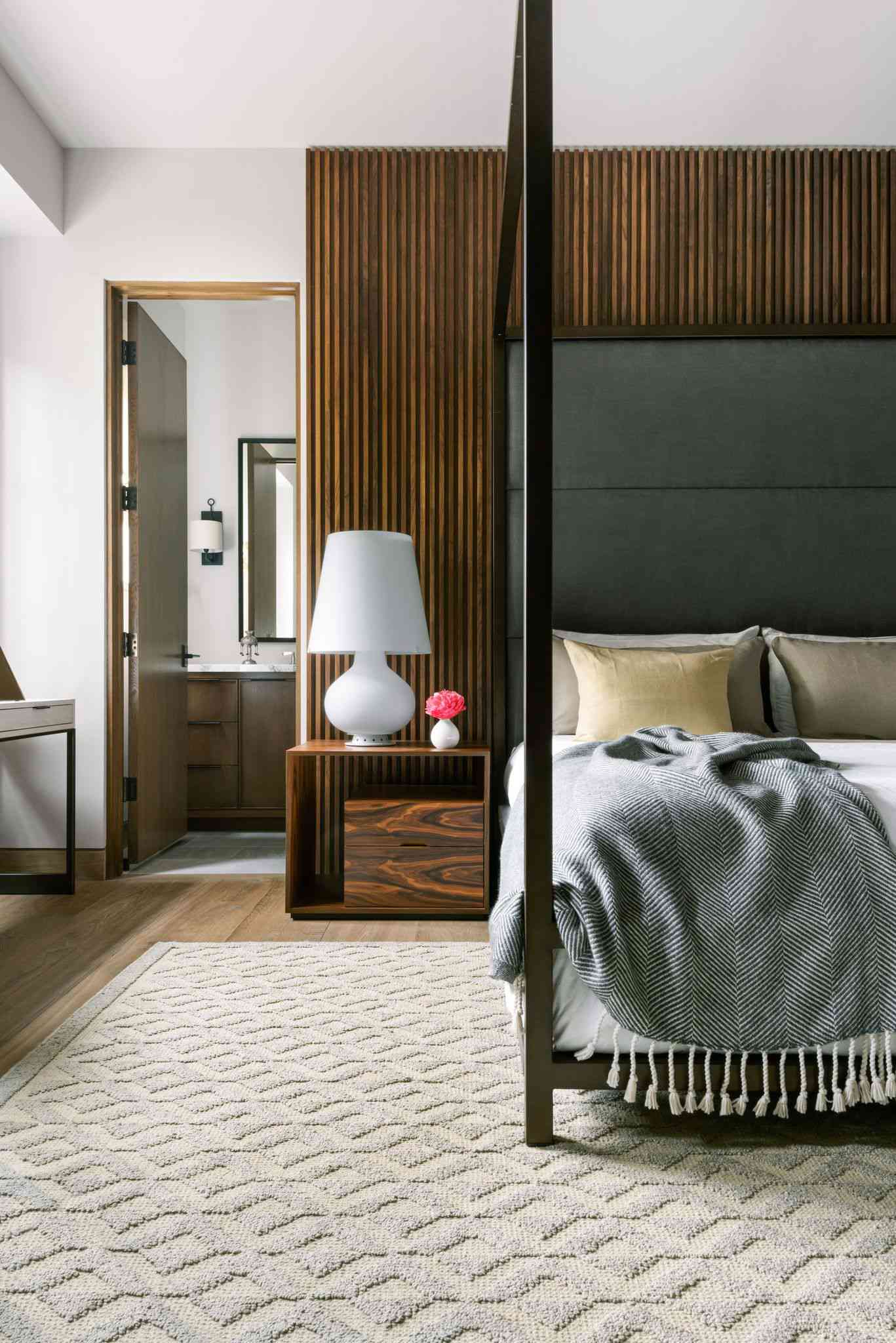 mur d'accent en bois derrière le lit