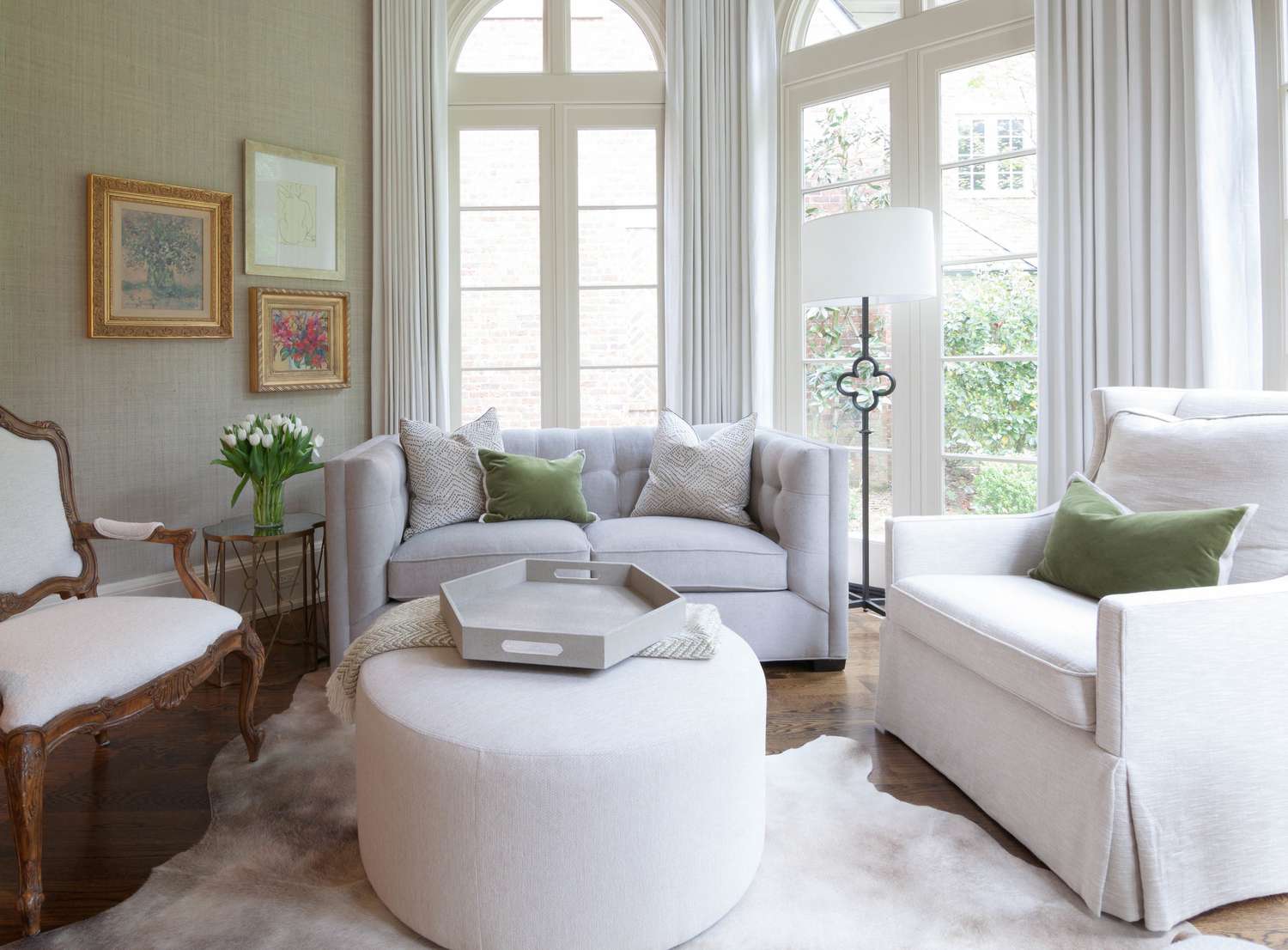 salon neutre avec des accents vert sauge