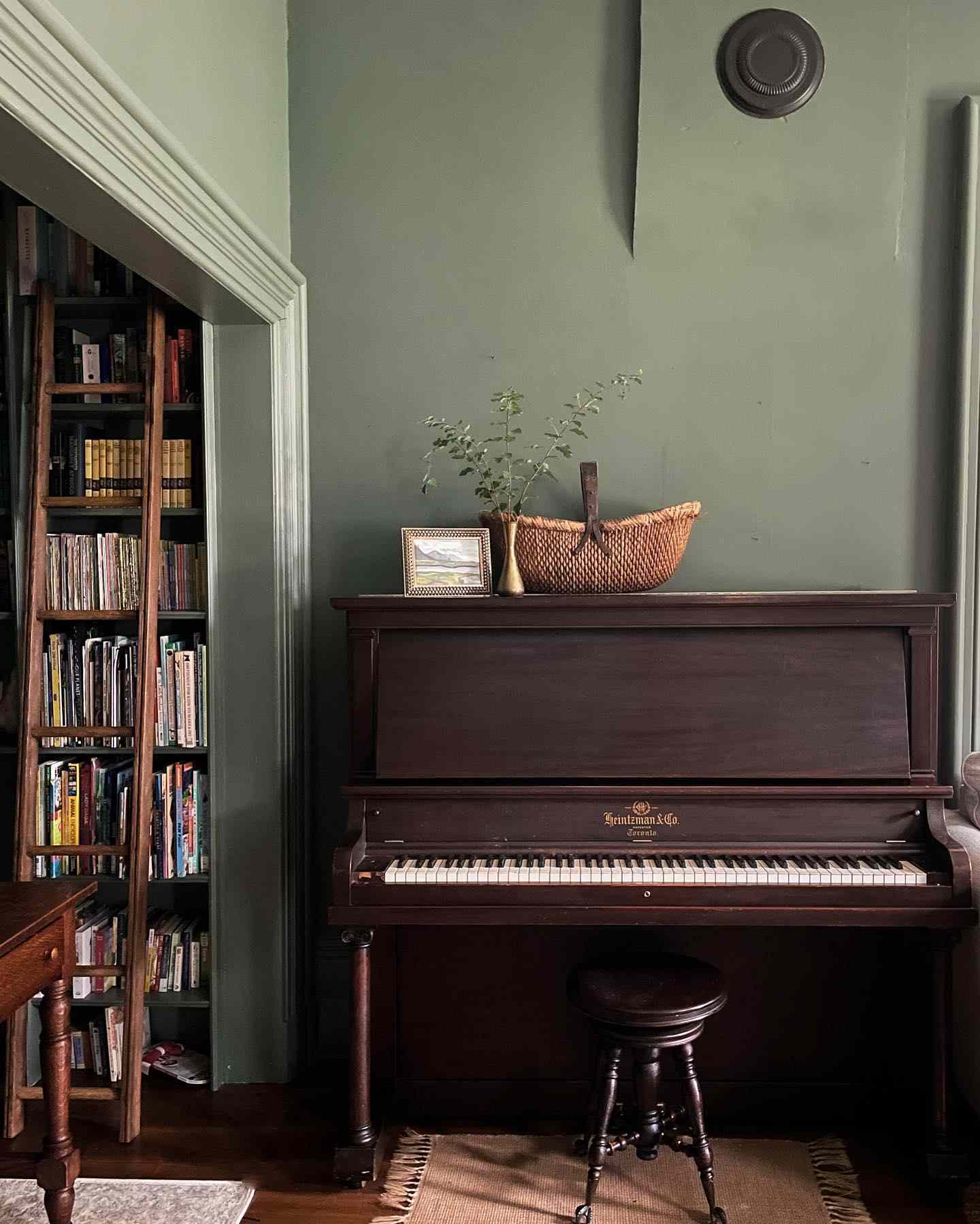 mur de salon vert sauge avec piano Heritage
