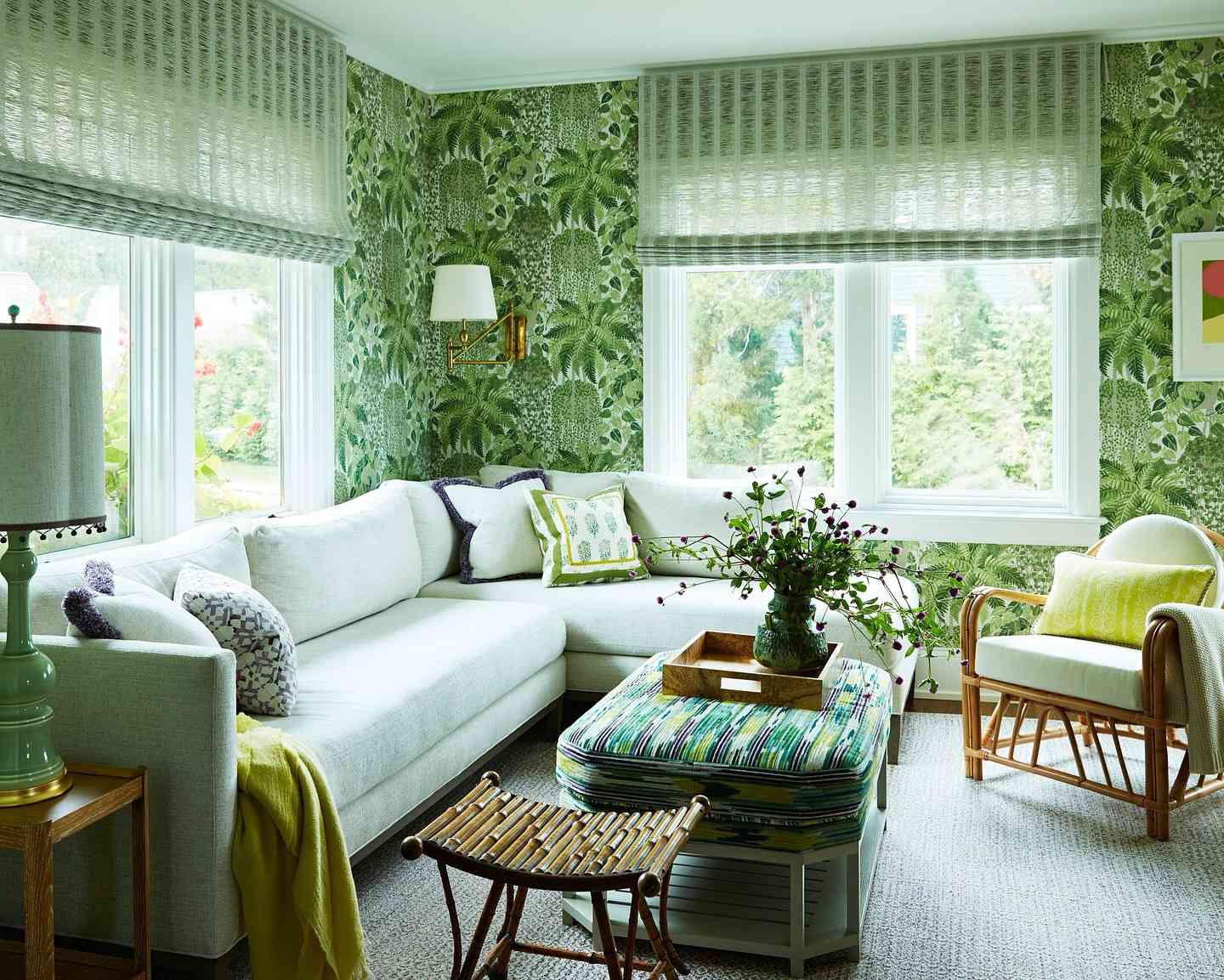 papier peint botanique vert sauge dans le salon