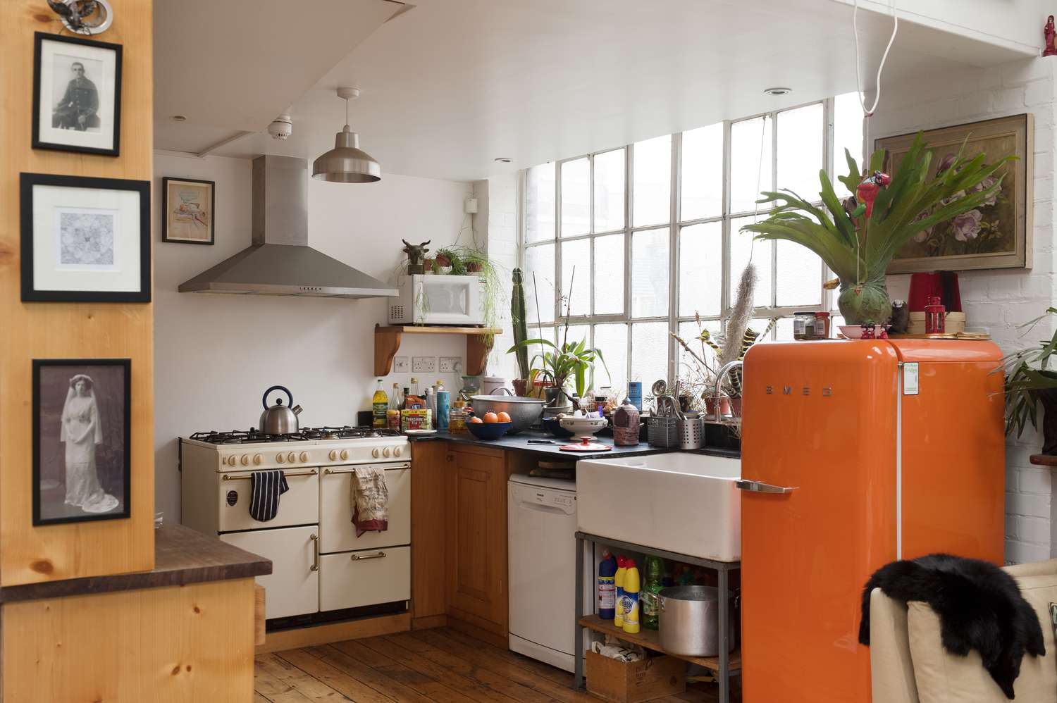 Cuisine vintage avec réfrigérateur Smeg orange