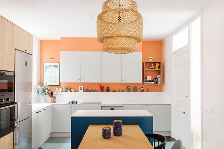 Petite cuisine aux murs peints en orange