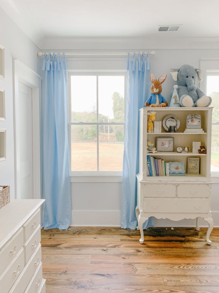 Rideaux bleus à nouettes DIY dans une chambre d'enfant