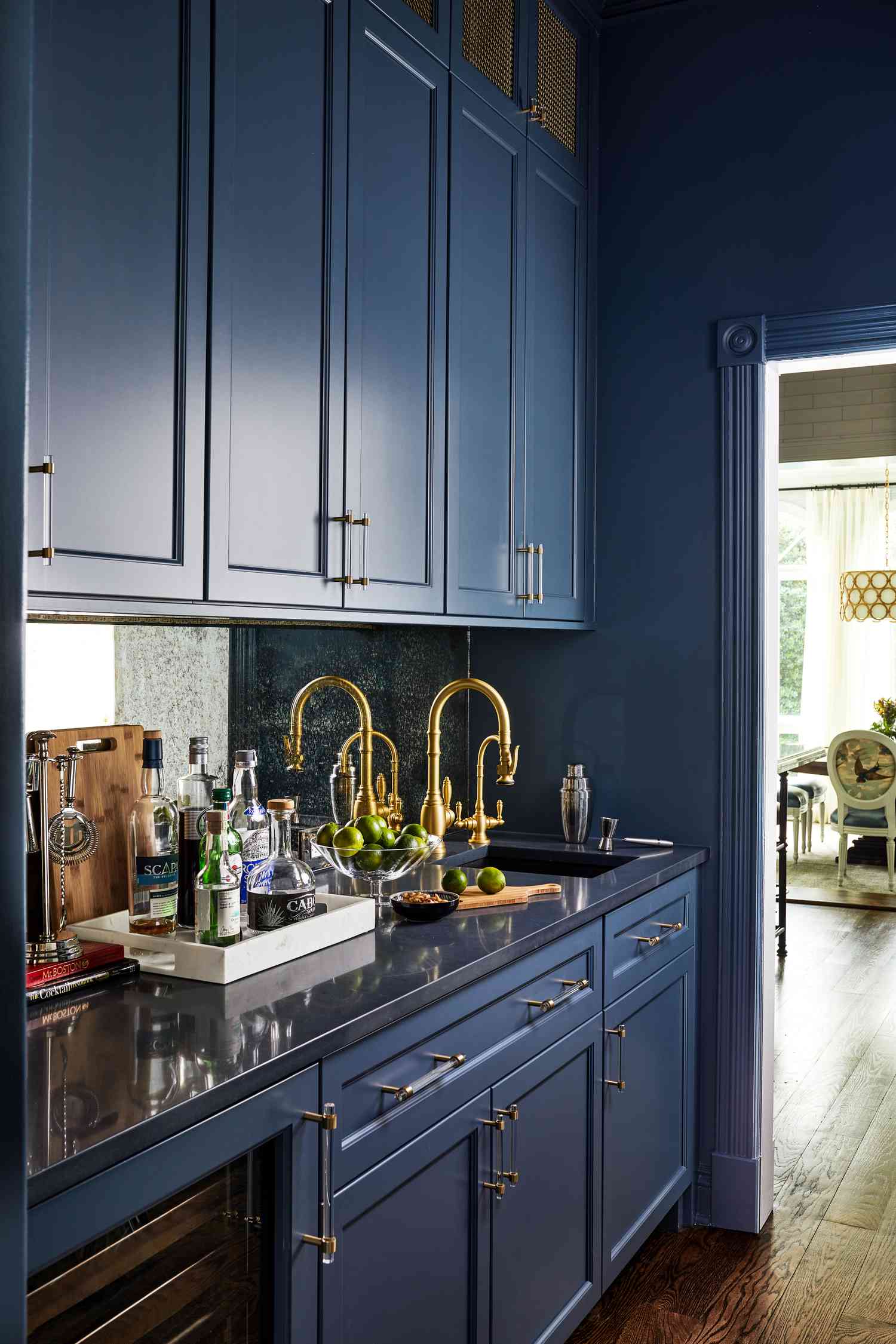 Garde-manger de type walk-in peint en bleu foncé.