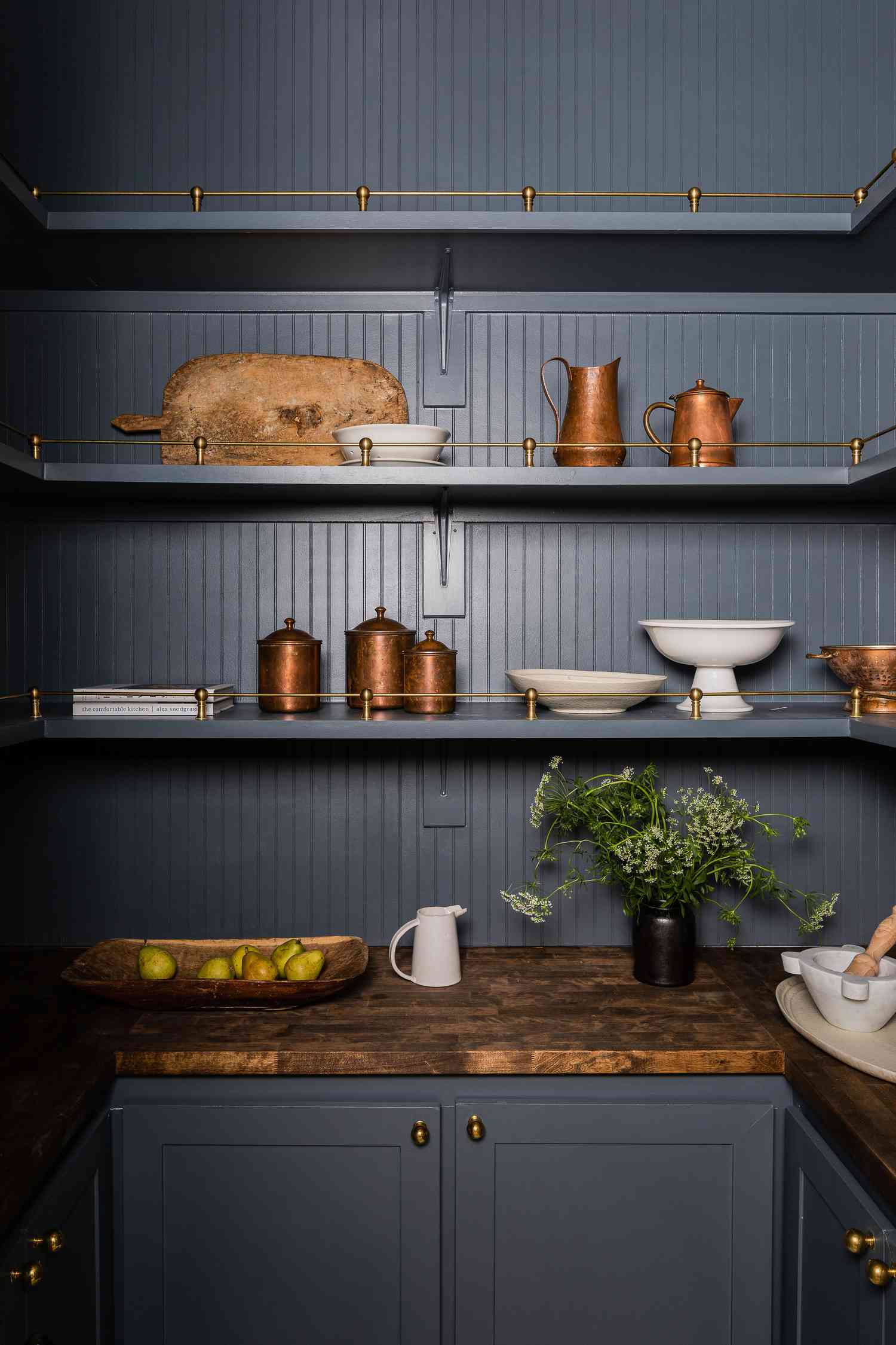 Garde-manger en peinture bleu ardoise foncé.