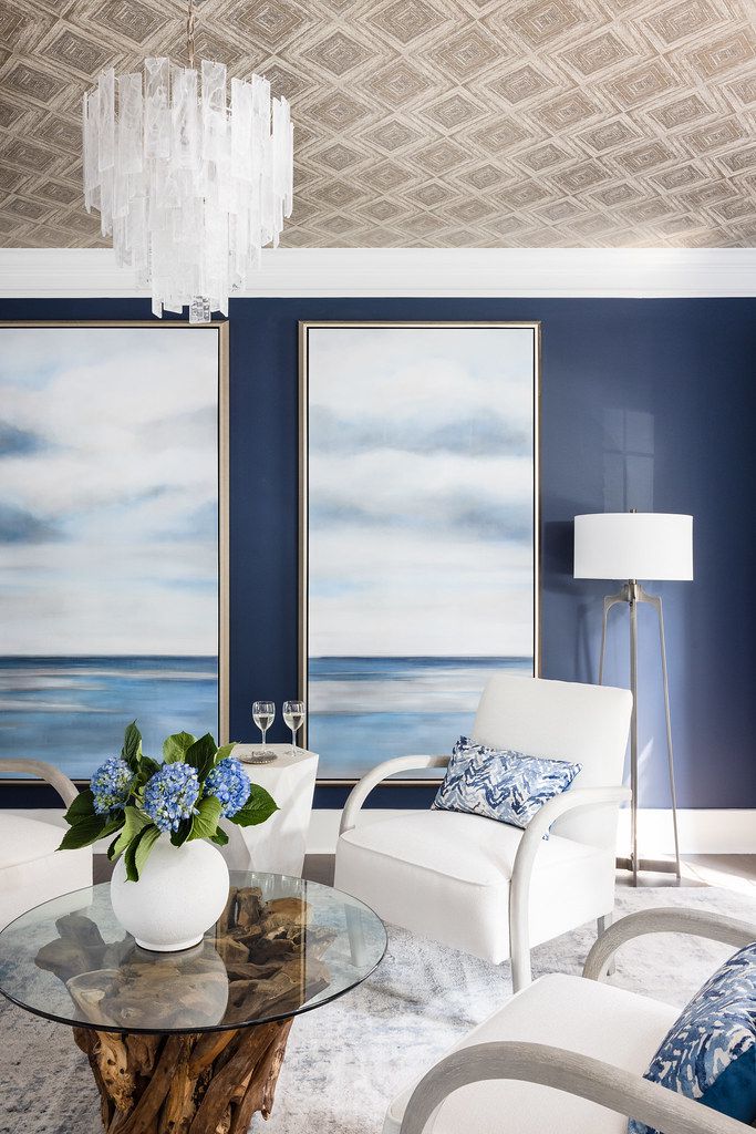 Salon avec peinture murale bleu marine foncé.