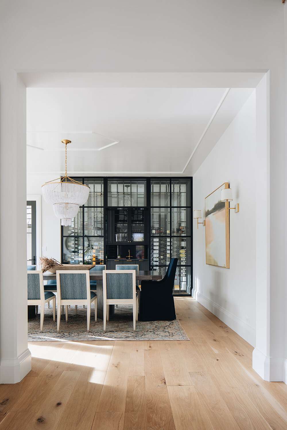 salle à manger formelle avec salle de vin