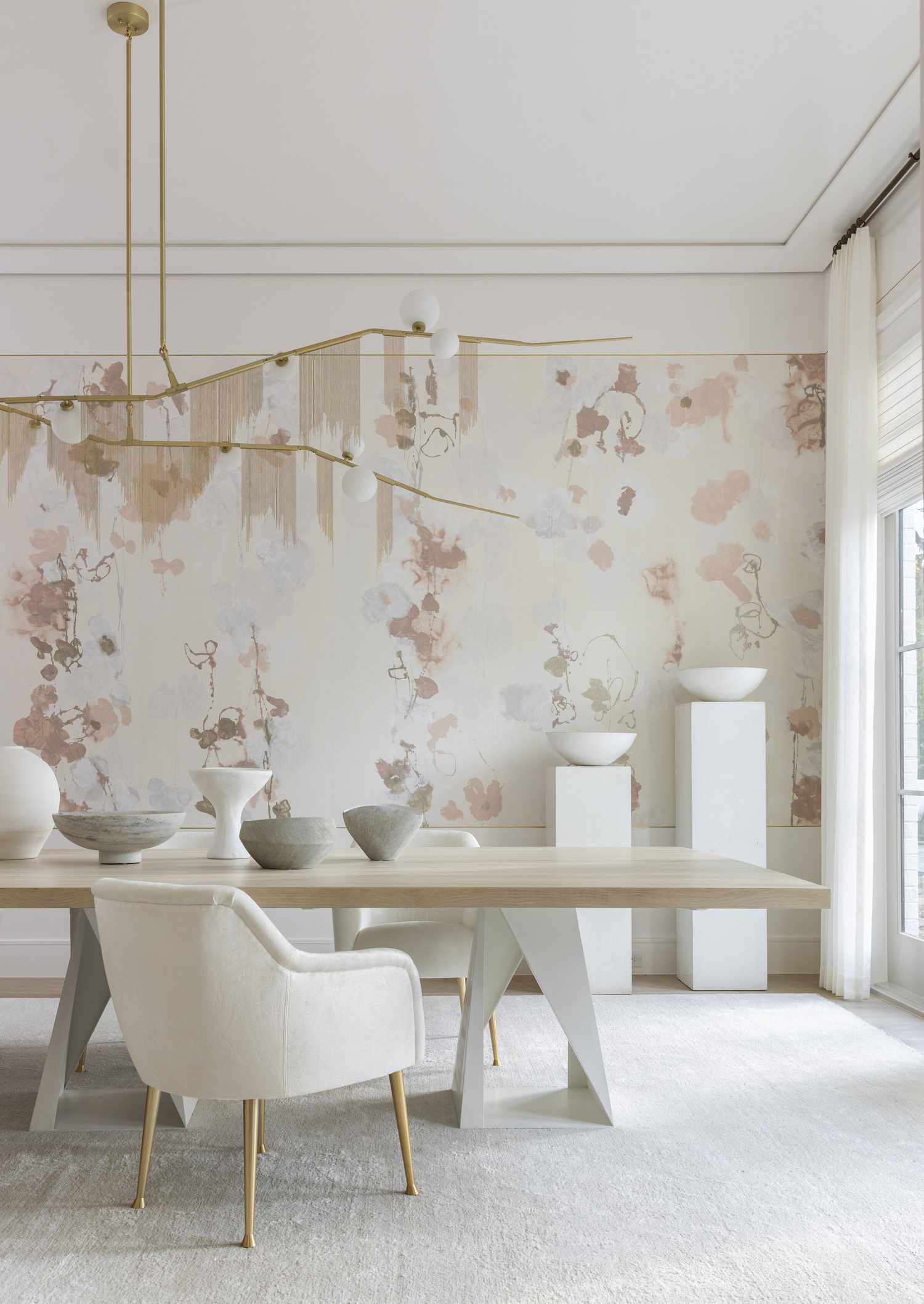 salle à manger formelle avec mur d'accent