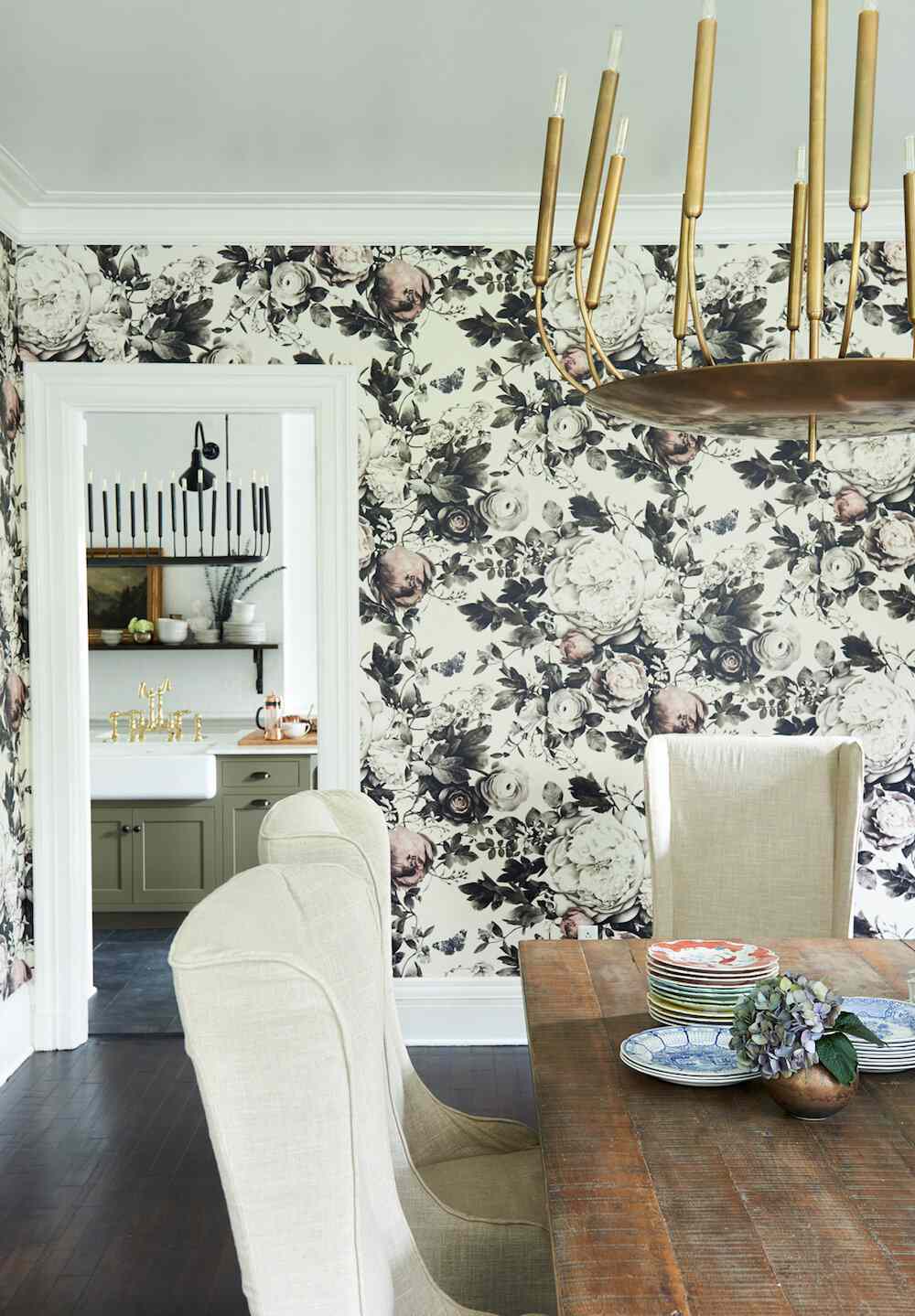 salle à manger formelle avec papier peint floral