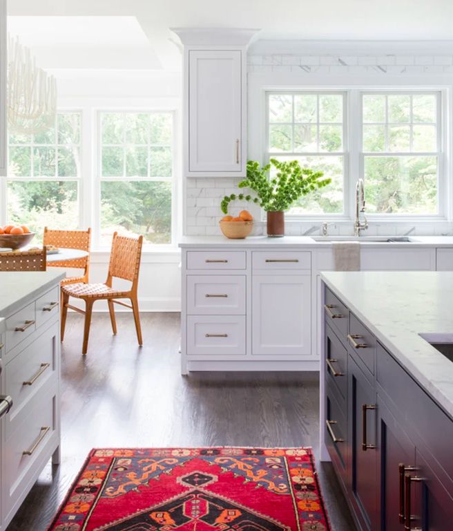 Armoires blanches avec comptoirs blancs et tapis rouge