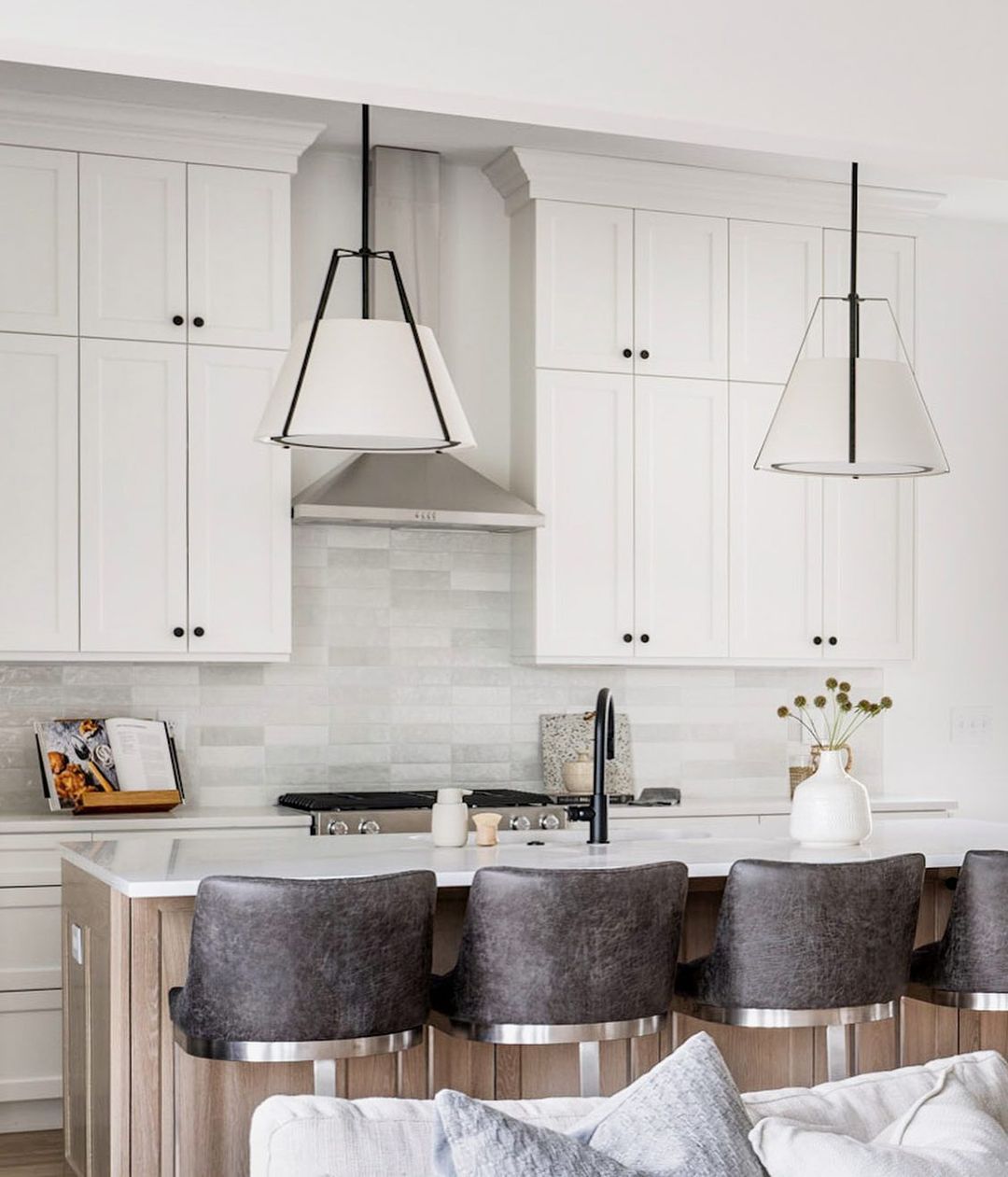 Cuisine avec armoires Shaker blanches et carreaux gris