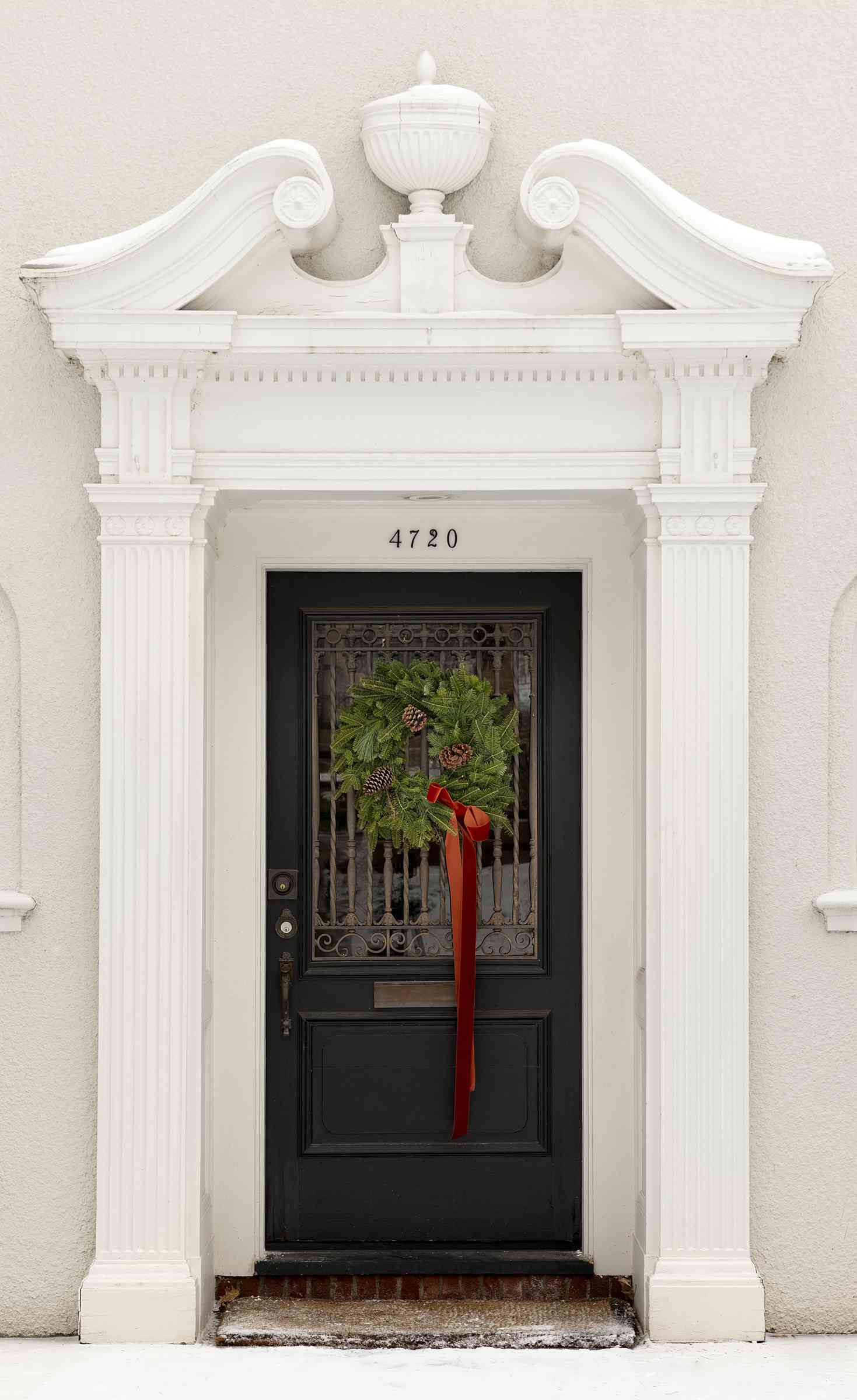 couronne de Noël pour porte d'entrée avec un ruban extra long 