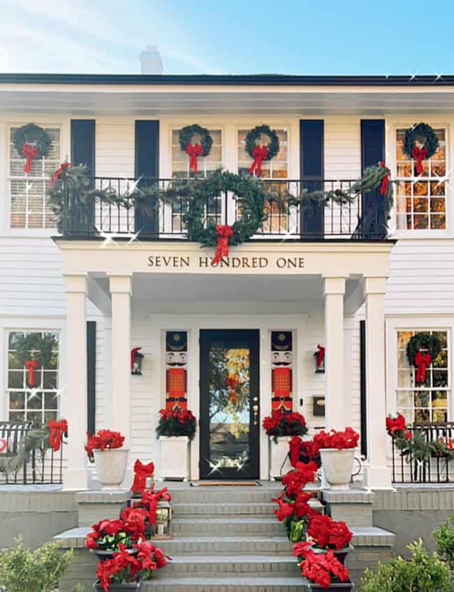 Décoration de Noël en extérieur avec des poinsettias rouges