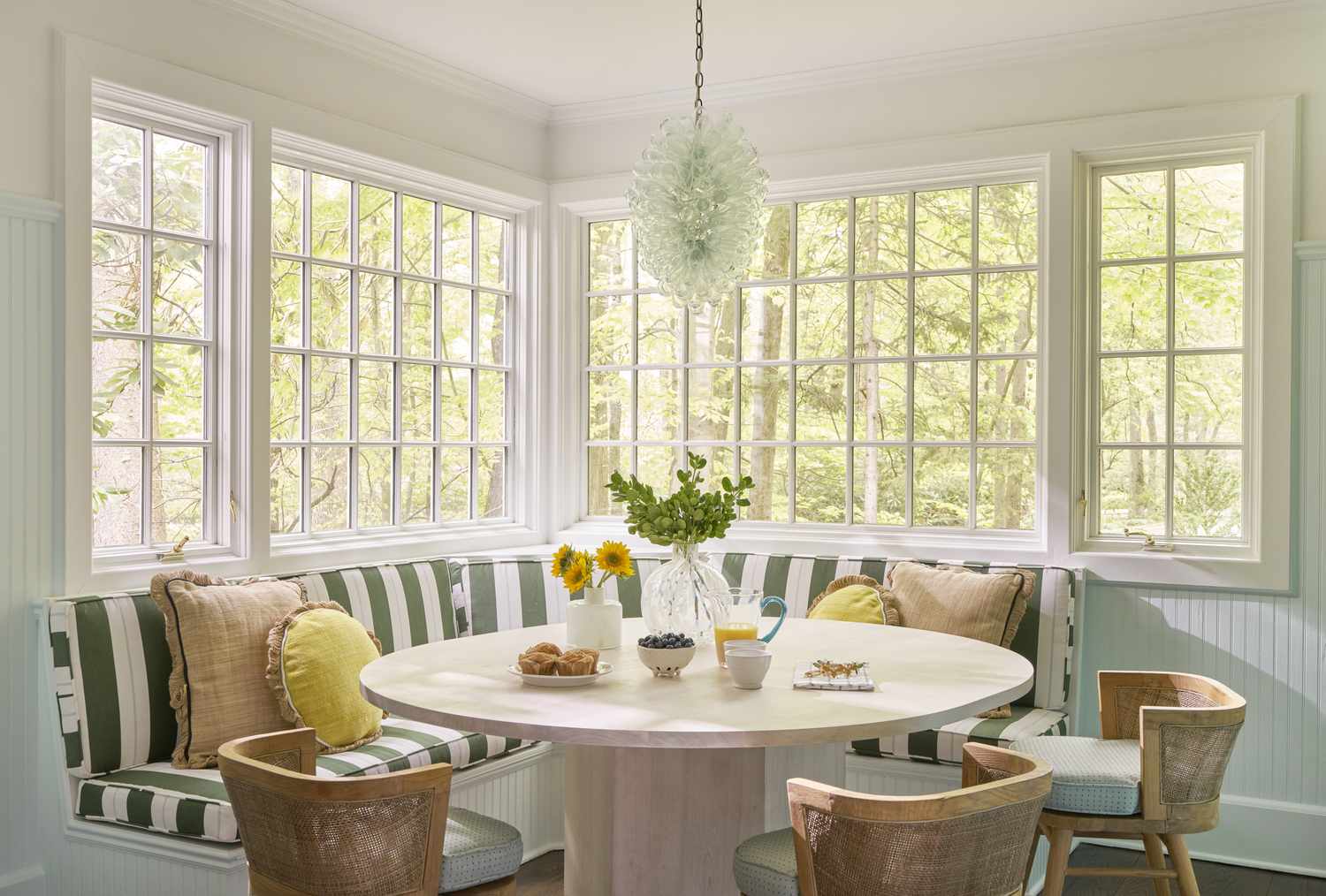 Salle à manger avec banquette.