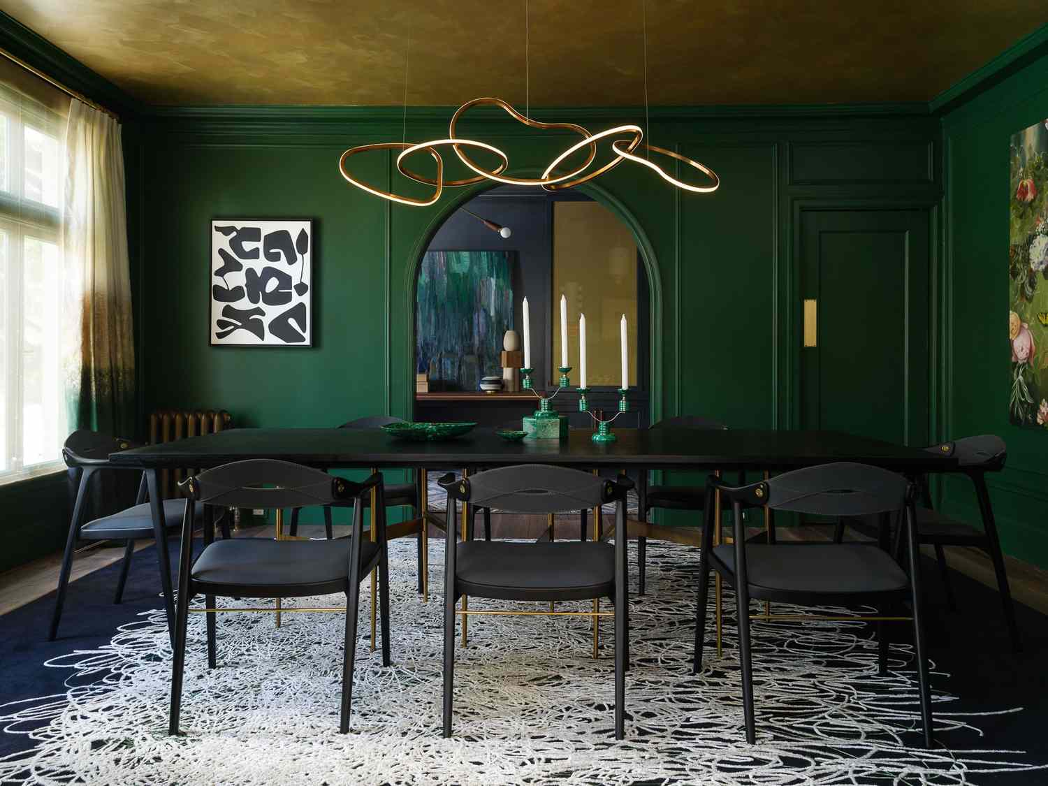 Salle à manger avec des murs aux couleurs vives.