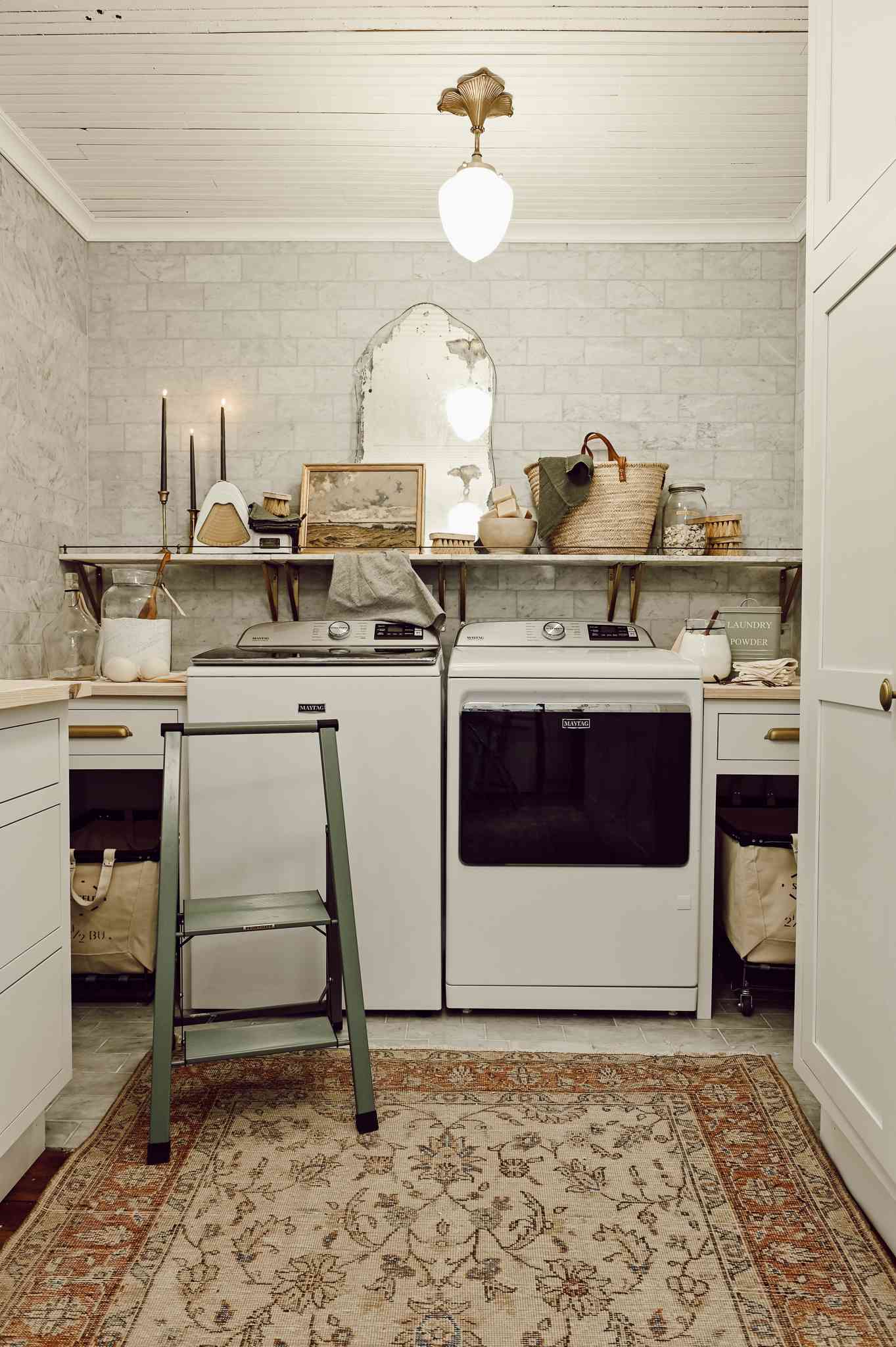 pièce de service avec étagère de présentation et de rangement bricolée