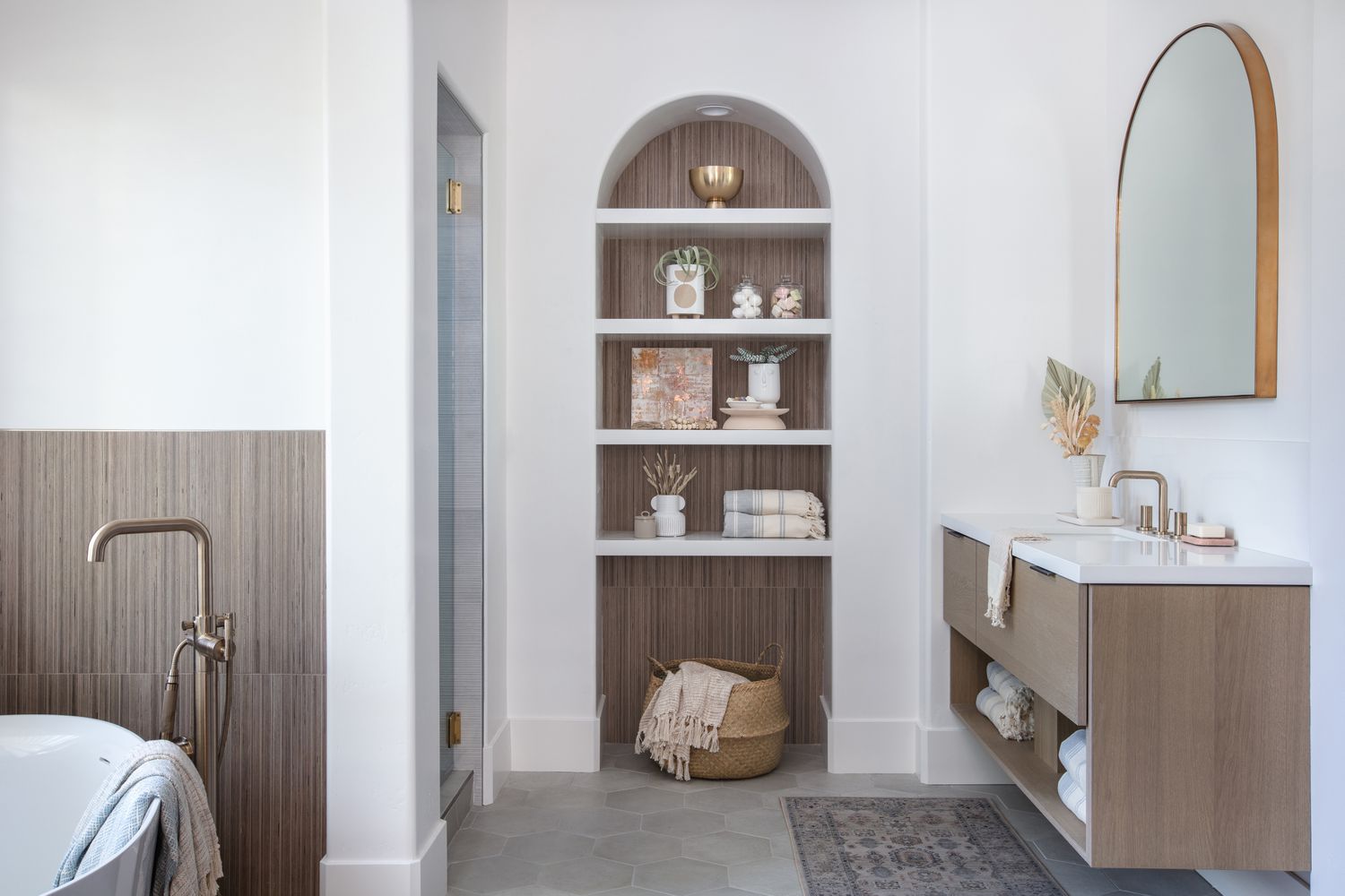 Un meuble en bois de couleur beige est placé près d'un carrelage ressemblant à du bois.