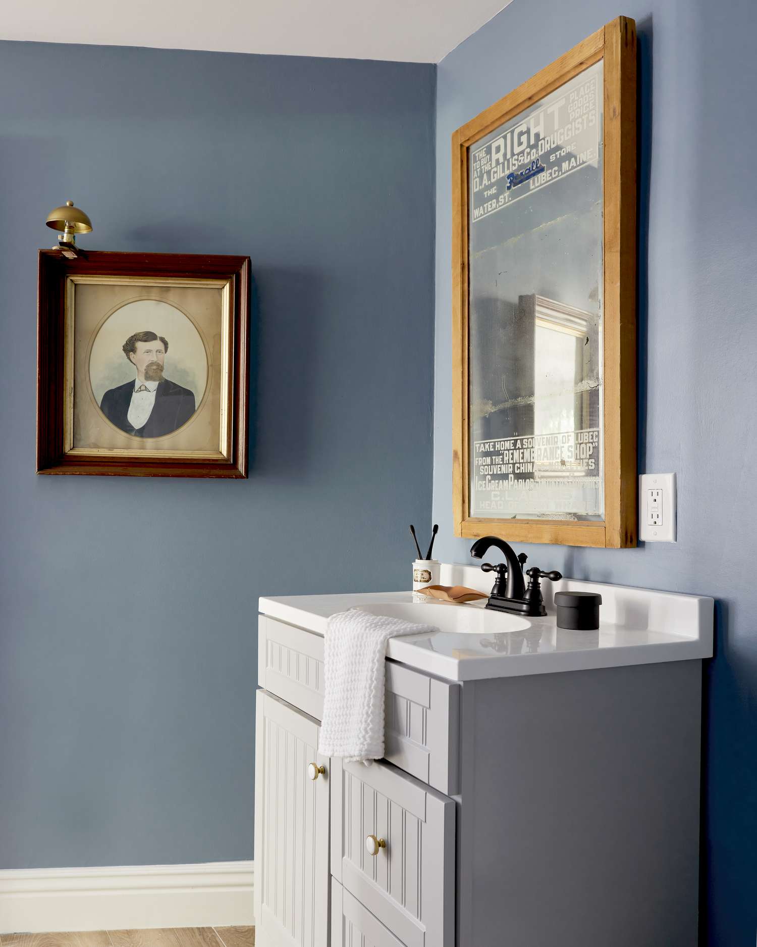 Une salle de bain bleu layette est associée à une esquisse beige