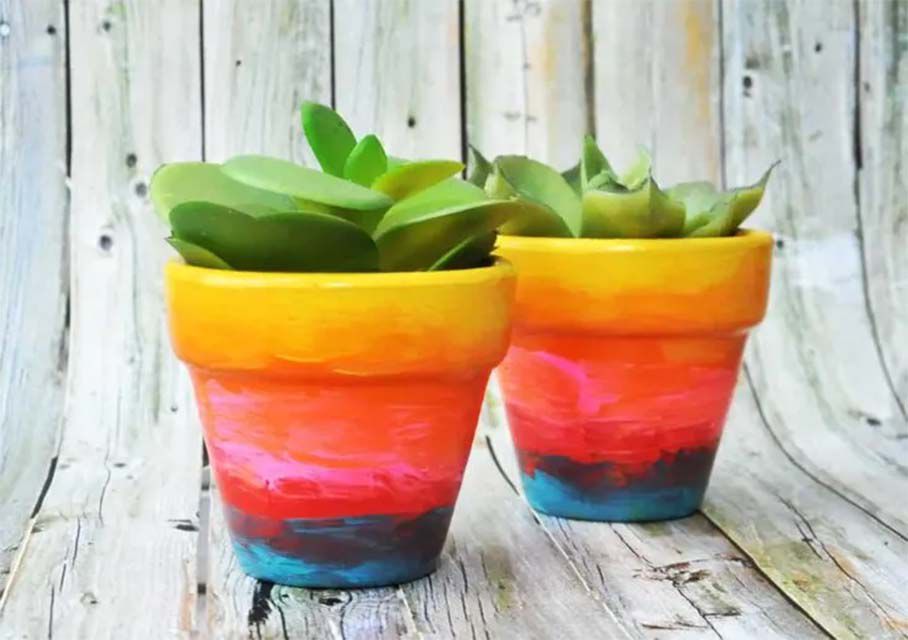 Pots de fleurs aux couleurs de l'arc-en-ciel