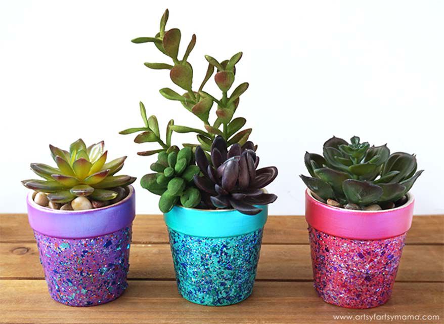 Pots à paillettes violets, bleus et roses