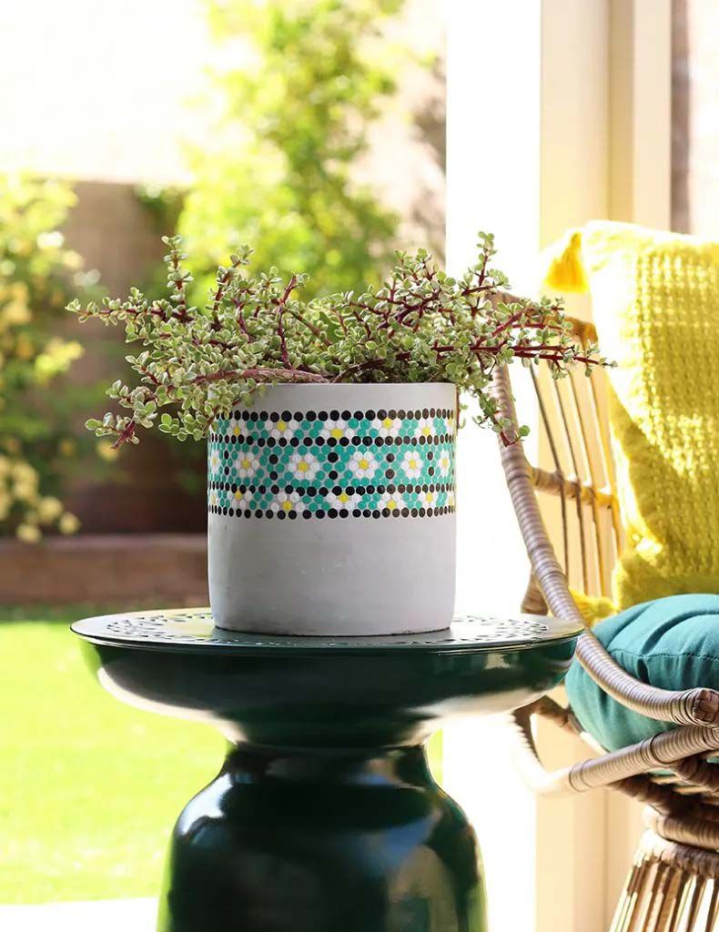 Une jardinière florale peinte sur une table