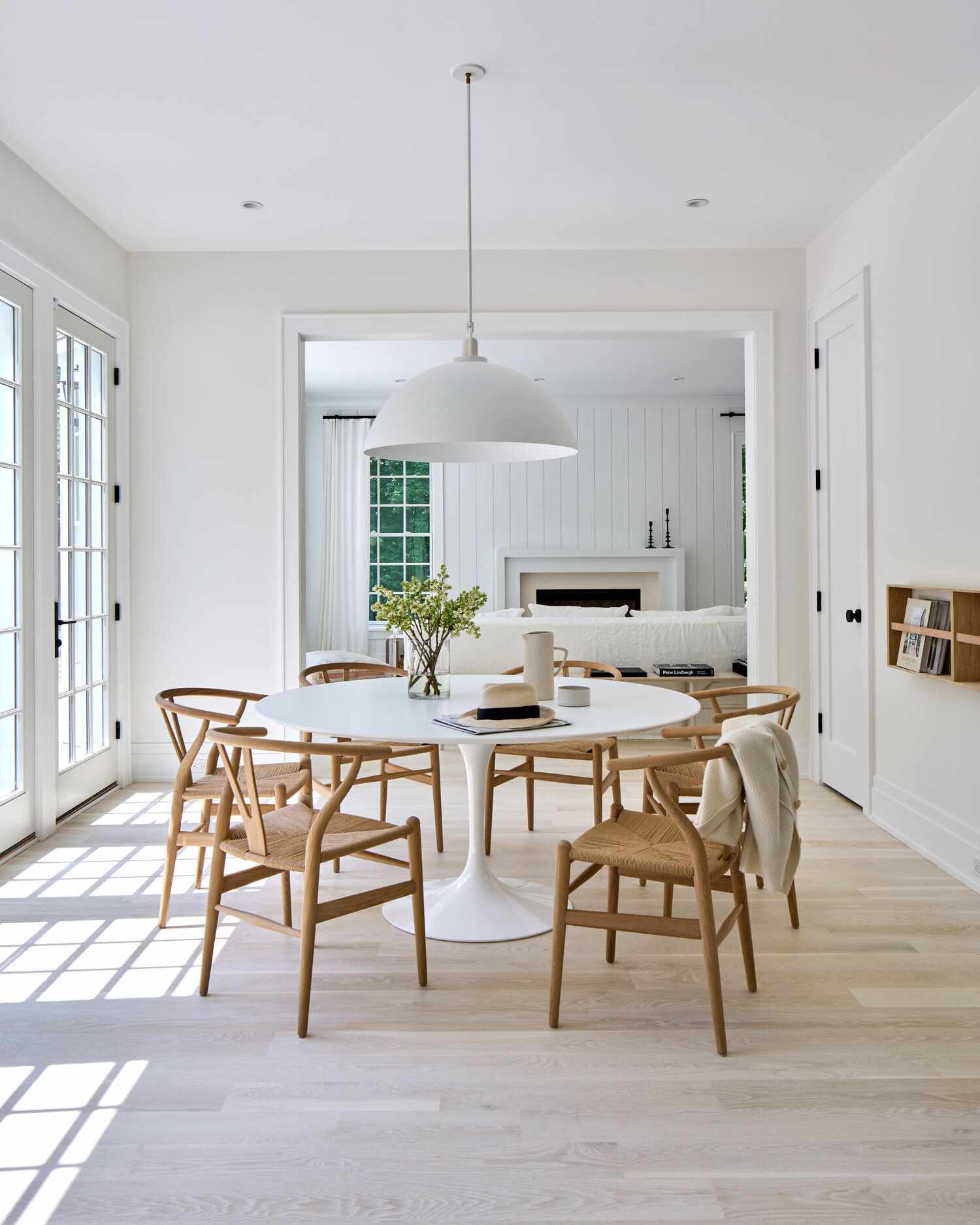 salle à manger de ferme moderne du milieu du siècle