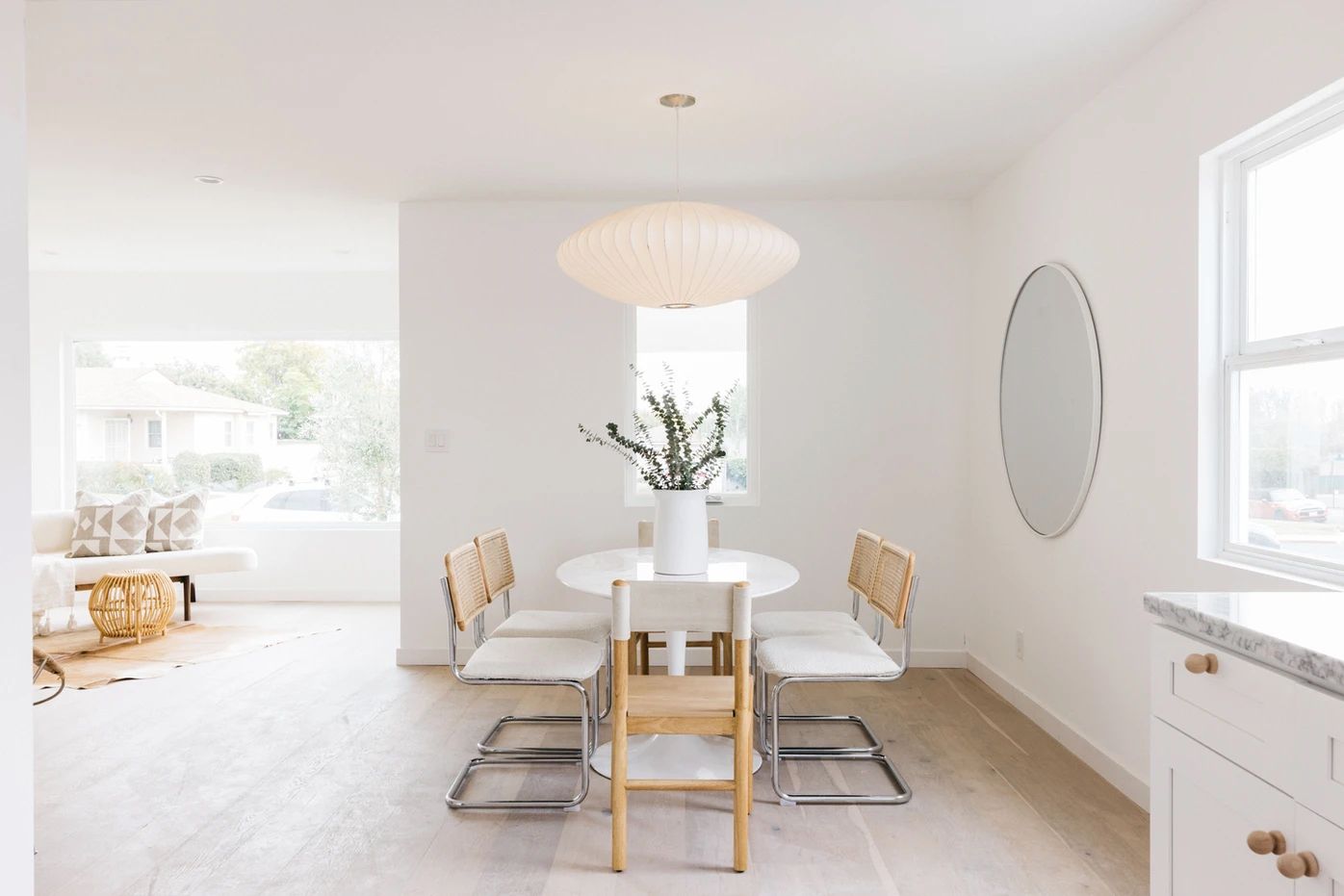 salle à manger minimaliste moderne du milieu du siècle