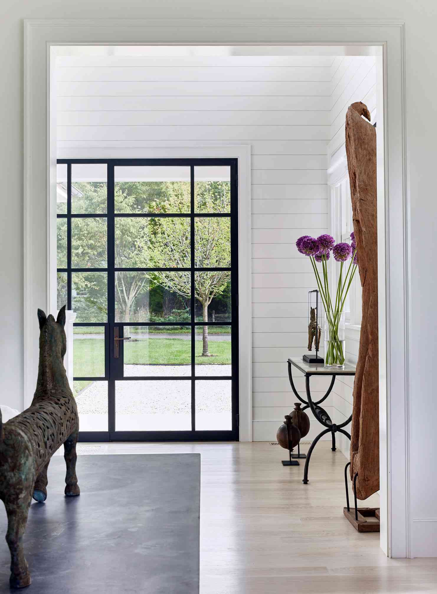 foyer avec sculptures