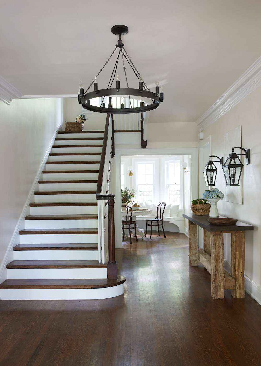 foyer avec appliques en métal noir