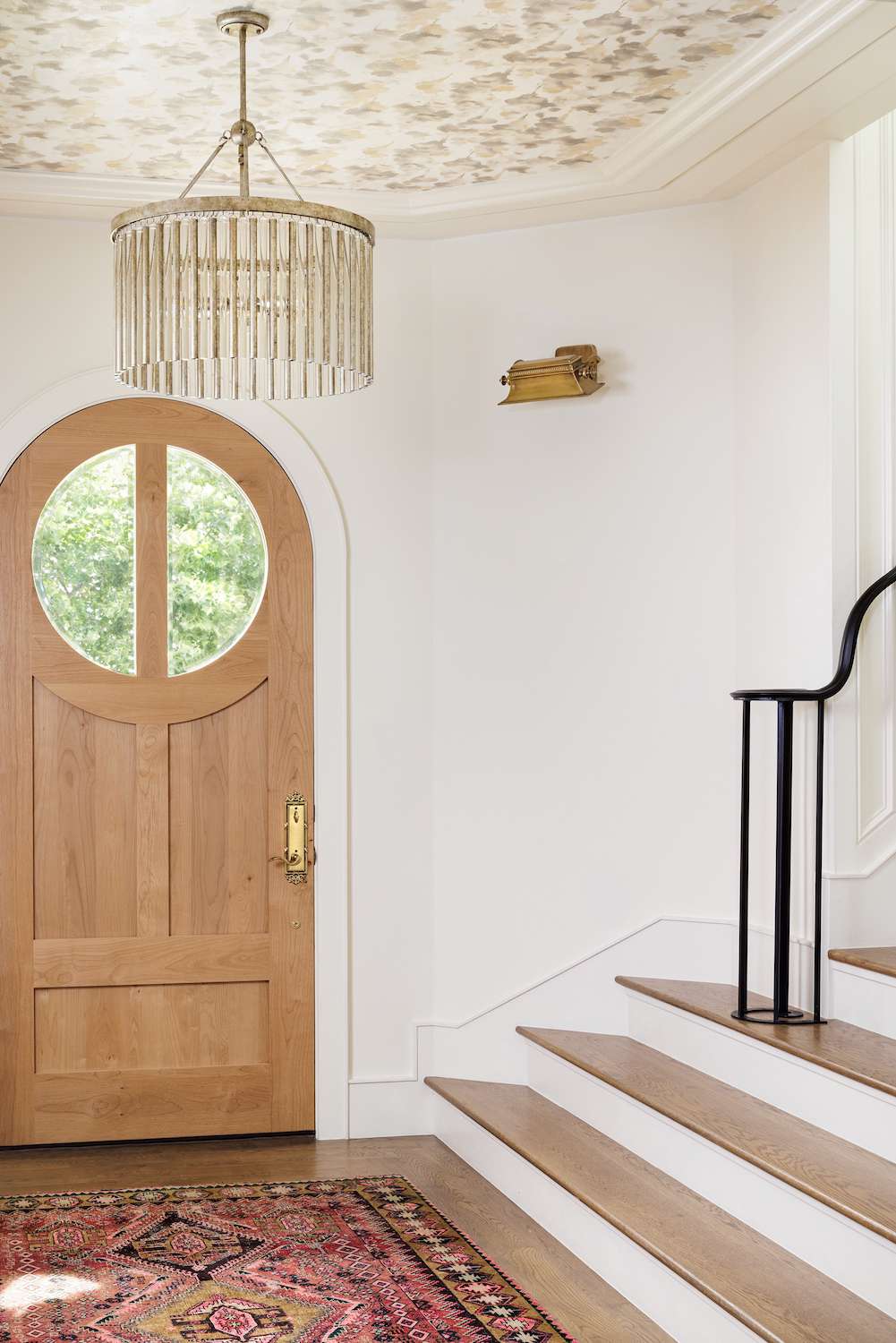 foyer avec papier peint de plafond