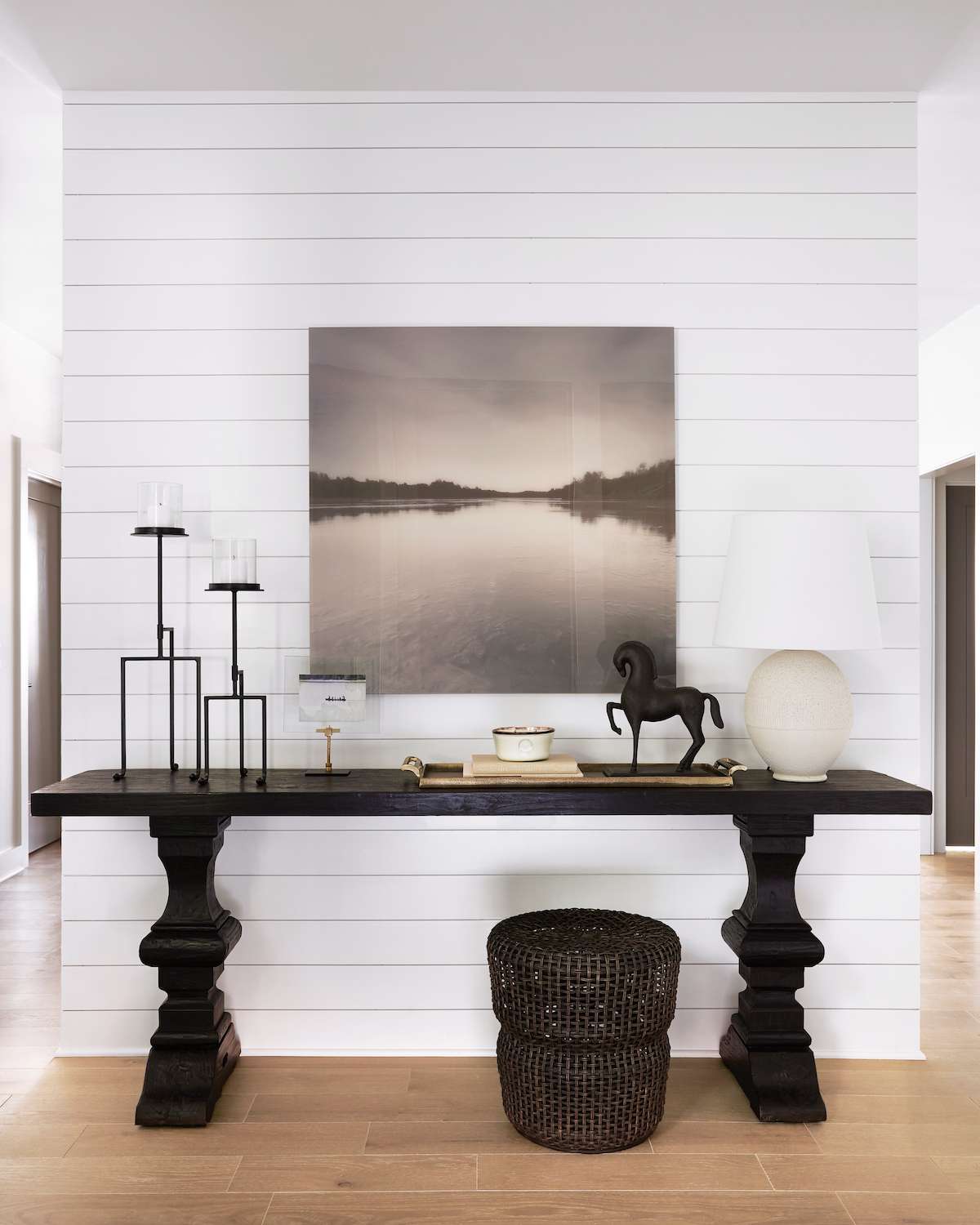 foyer avec mur d'accent en shiplap