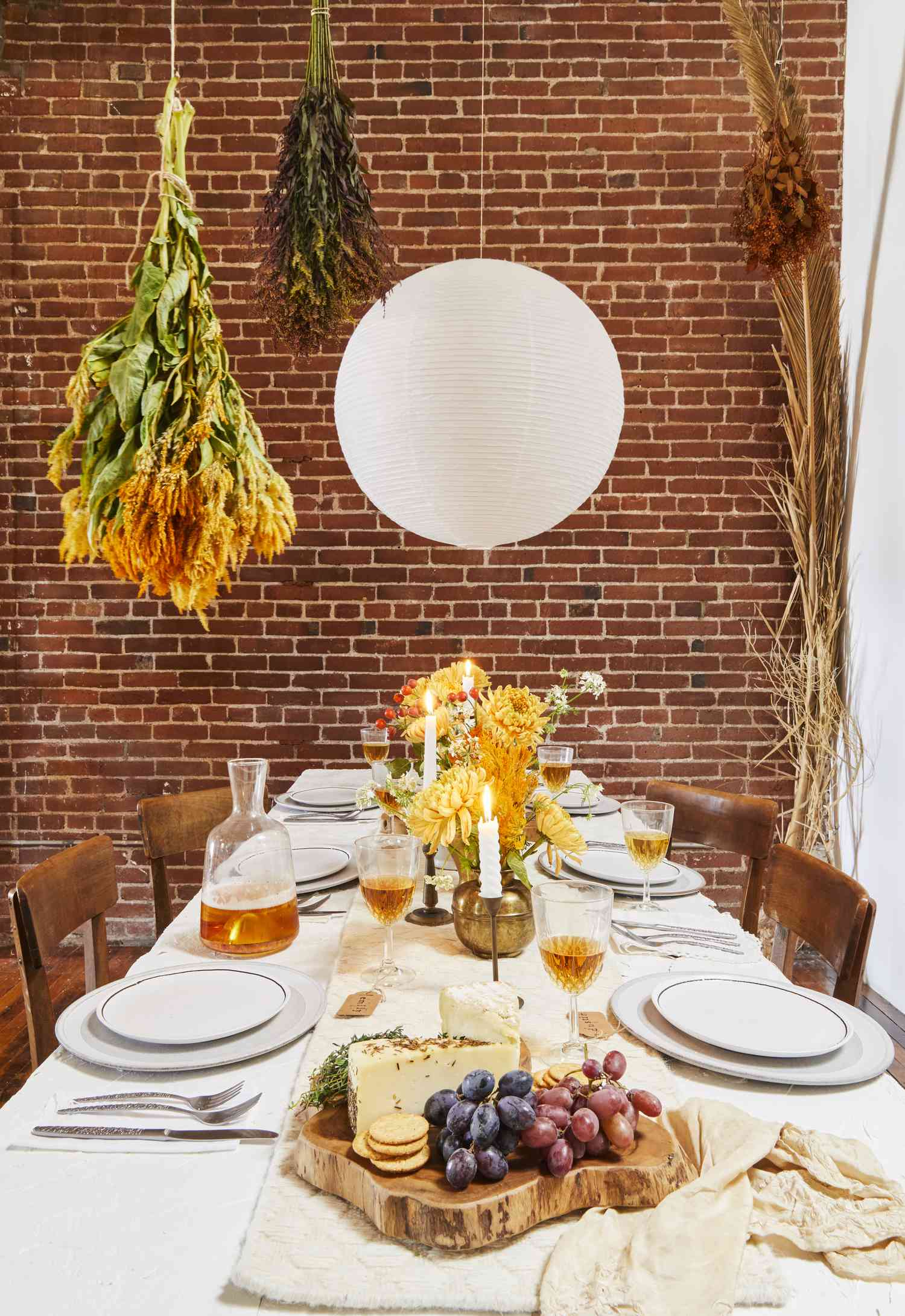 Table d'automne de Thanksgiving avec des fleurs séchées