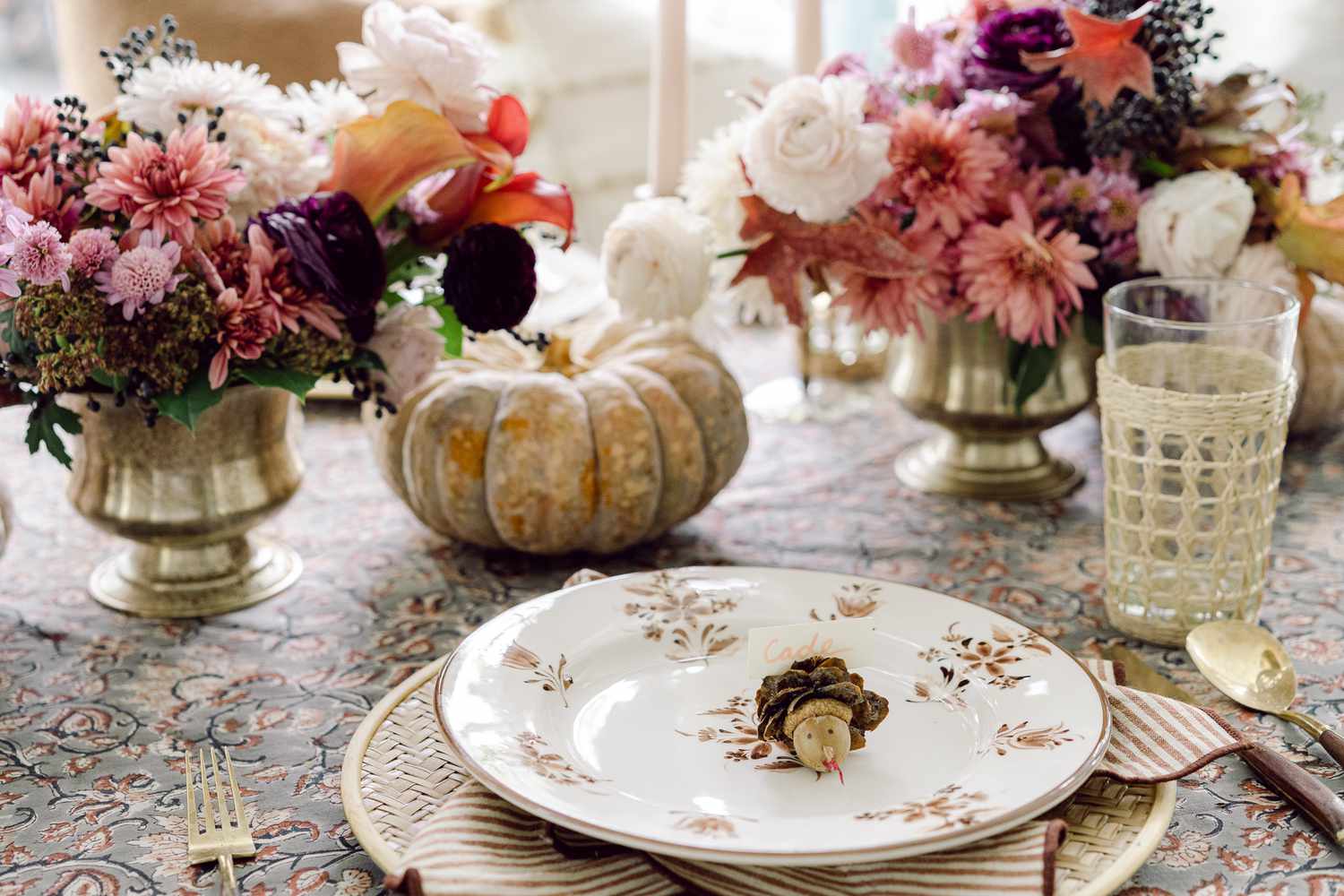 Fleurs roses et violettes pour la table de Thanksgiving