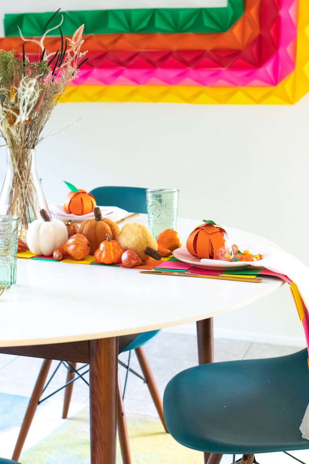 Table de Thanksgiving couverte de citrouilles