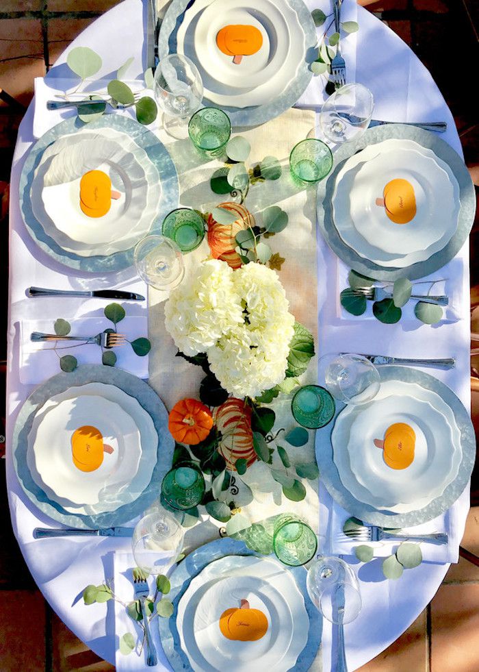 Décor de table pour Thanksgiving avec de l'orange, du vert et du bleu