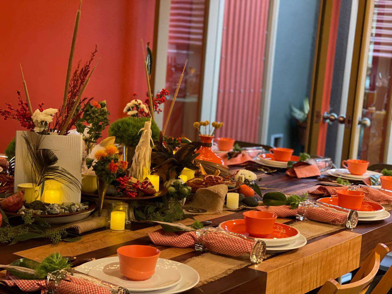 Table de Thanksgiving avec palette orange