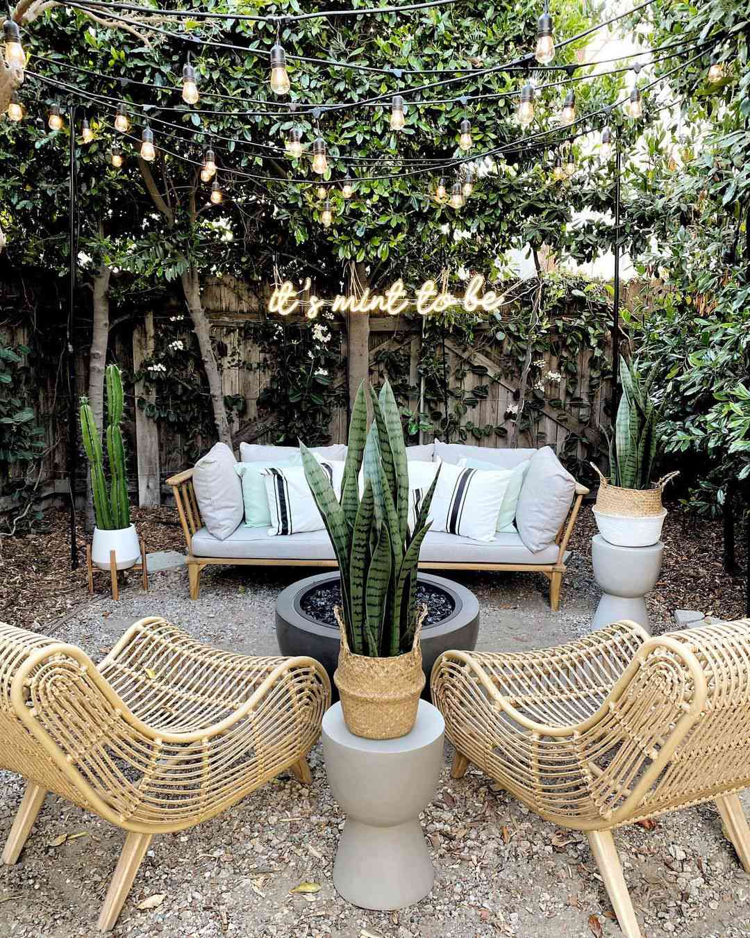 Un jardin de style cottage avec une enseigne au néon