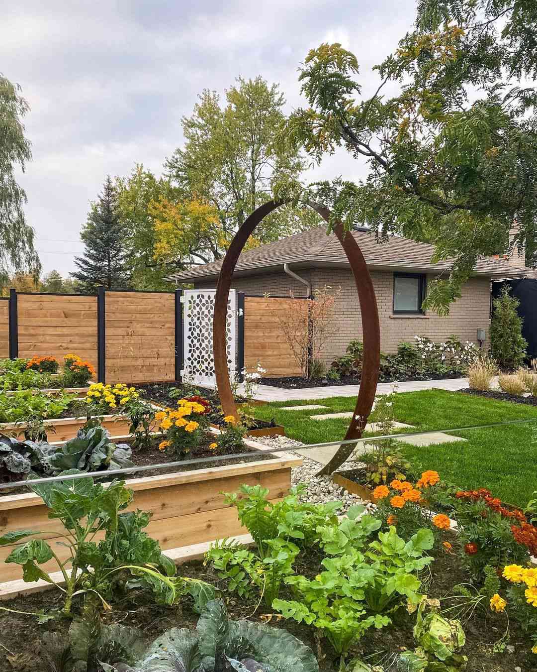 Un jardin surélevé avec un décor de cercle en métal