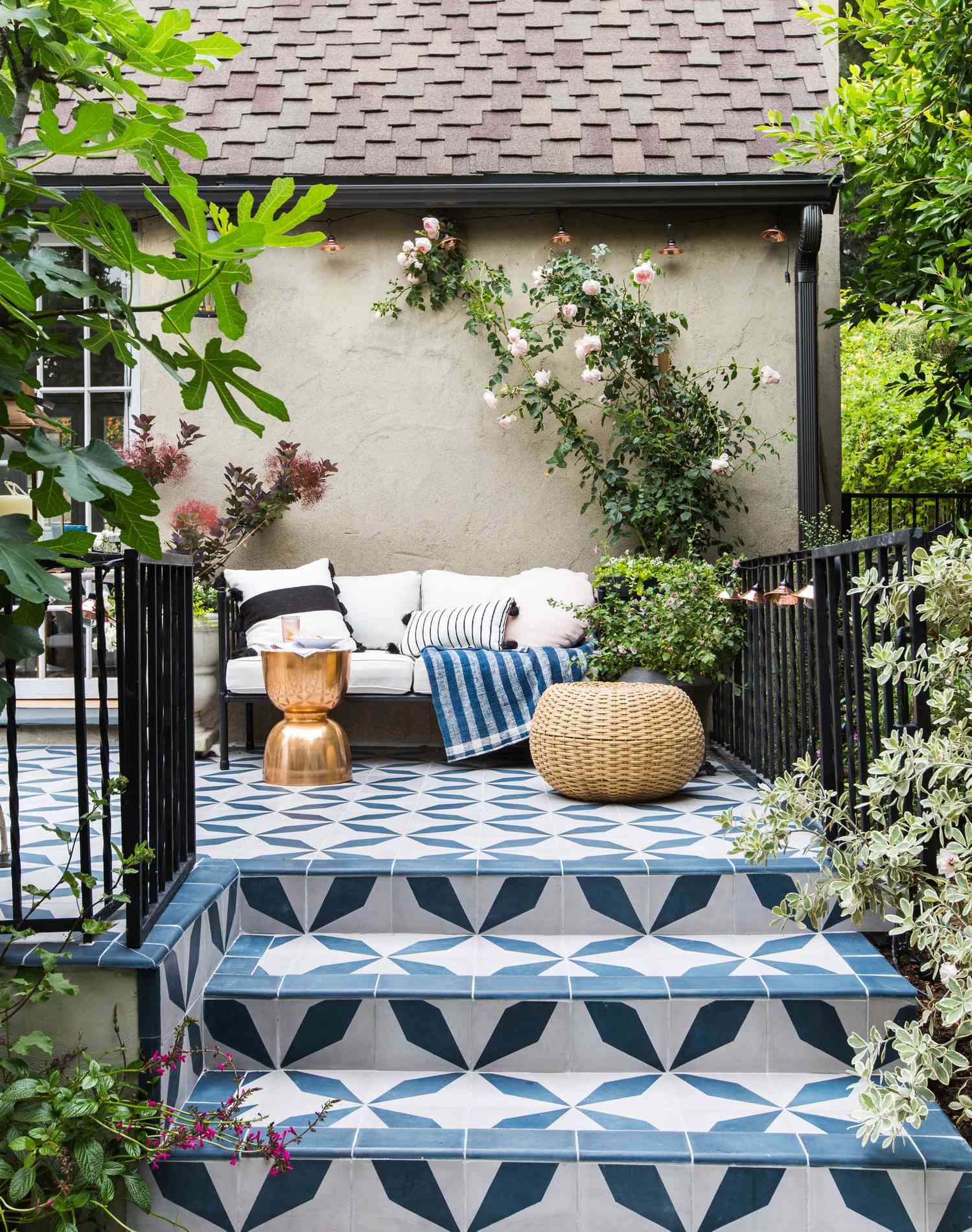 Une terrasse arrière avec un revêtement de sol à motifs