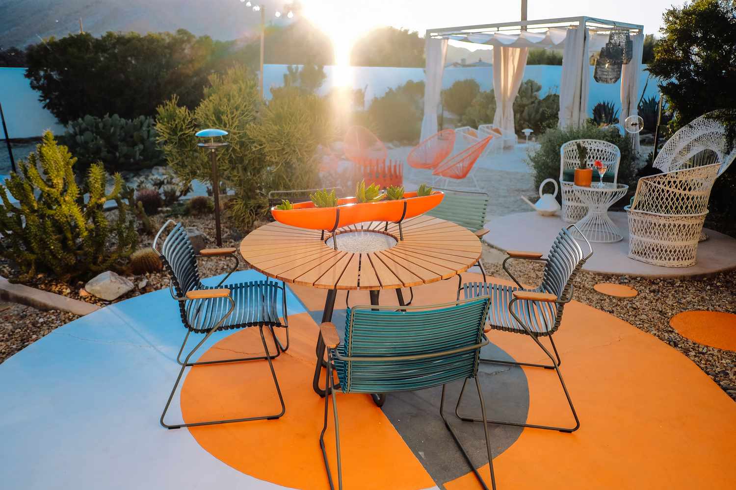 Une arrière-cour avec un patio peint de couleurs vives