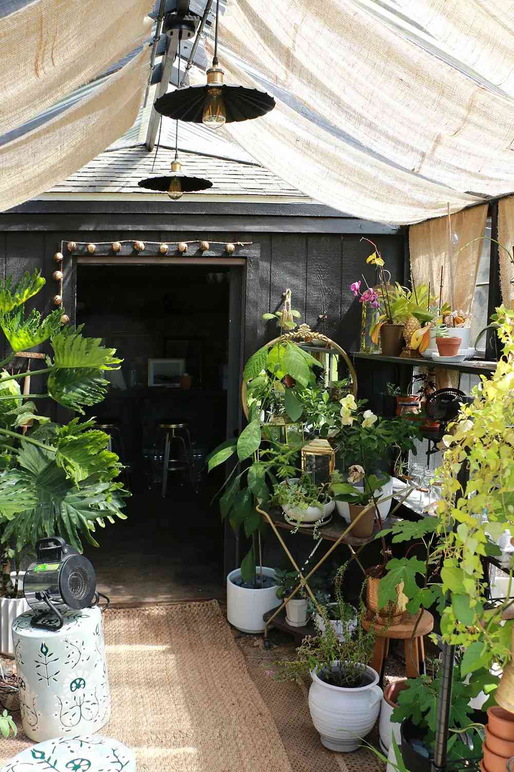 Une maison verte avec un abat-jour en toile de jute