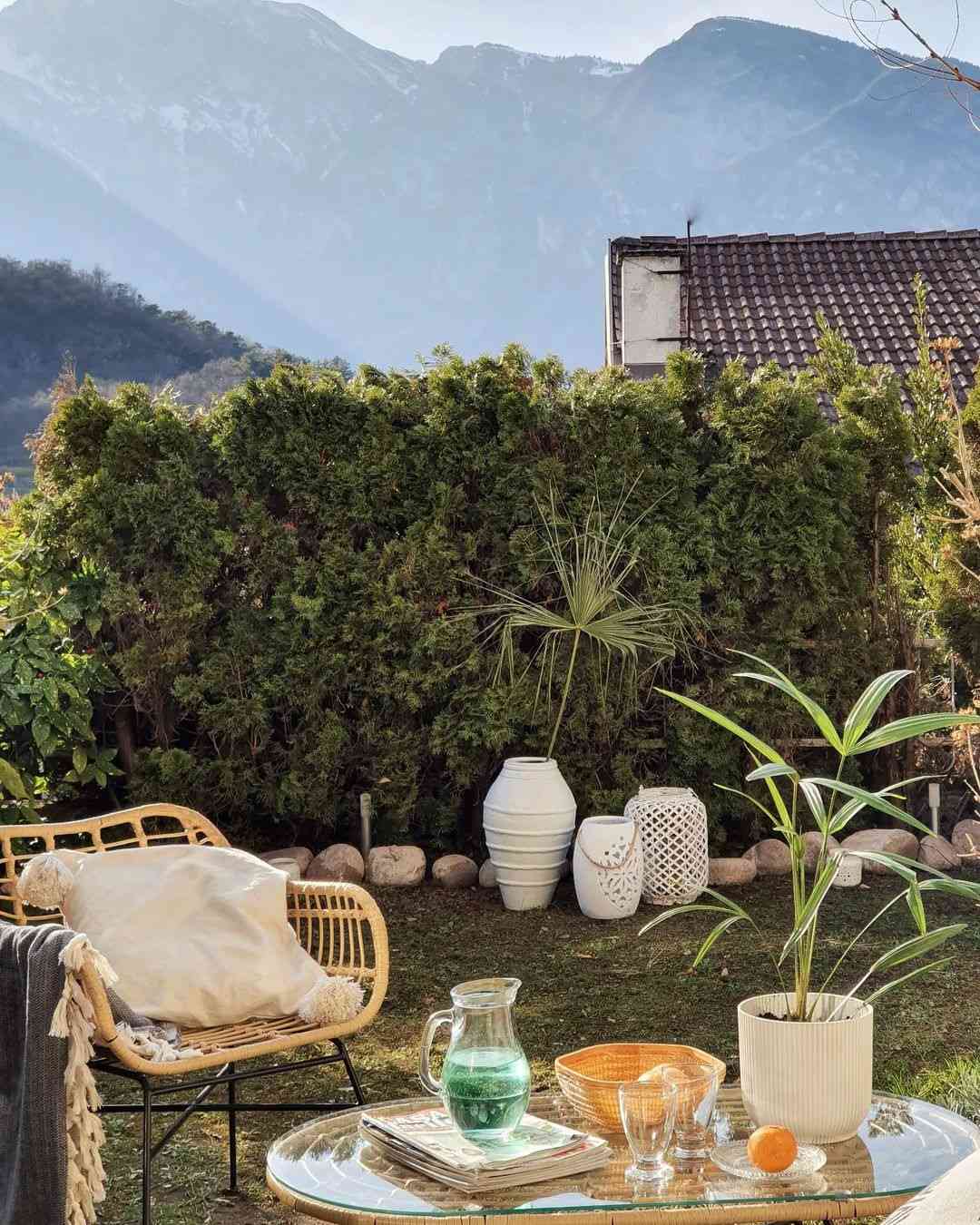 Une arrière-cour confortable avec vue sur les montagnes