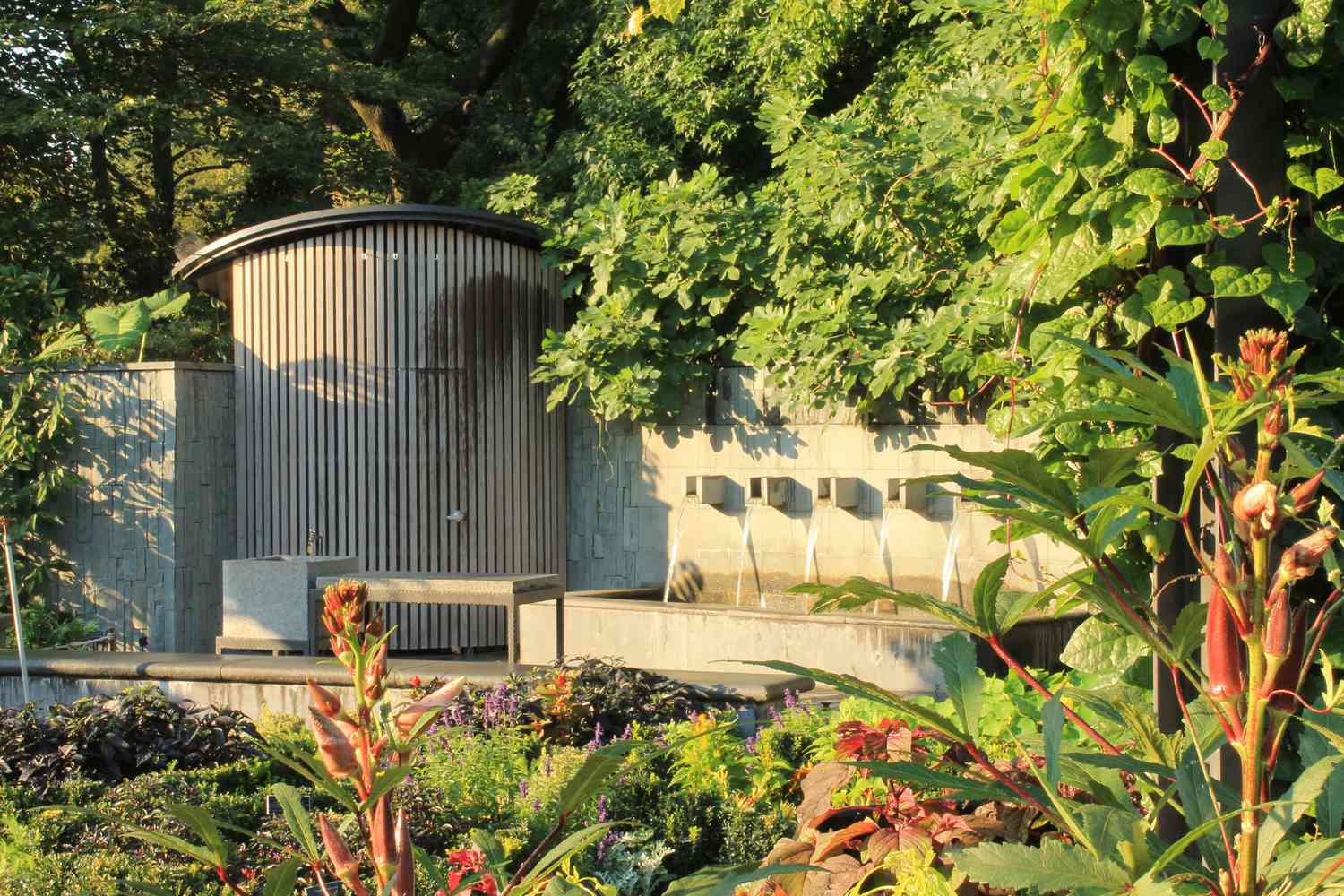 fontaine en pierre contre un mur de jardin