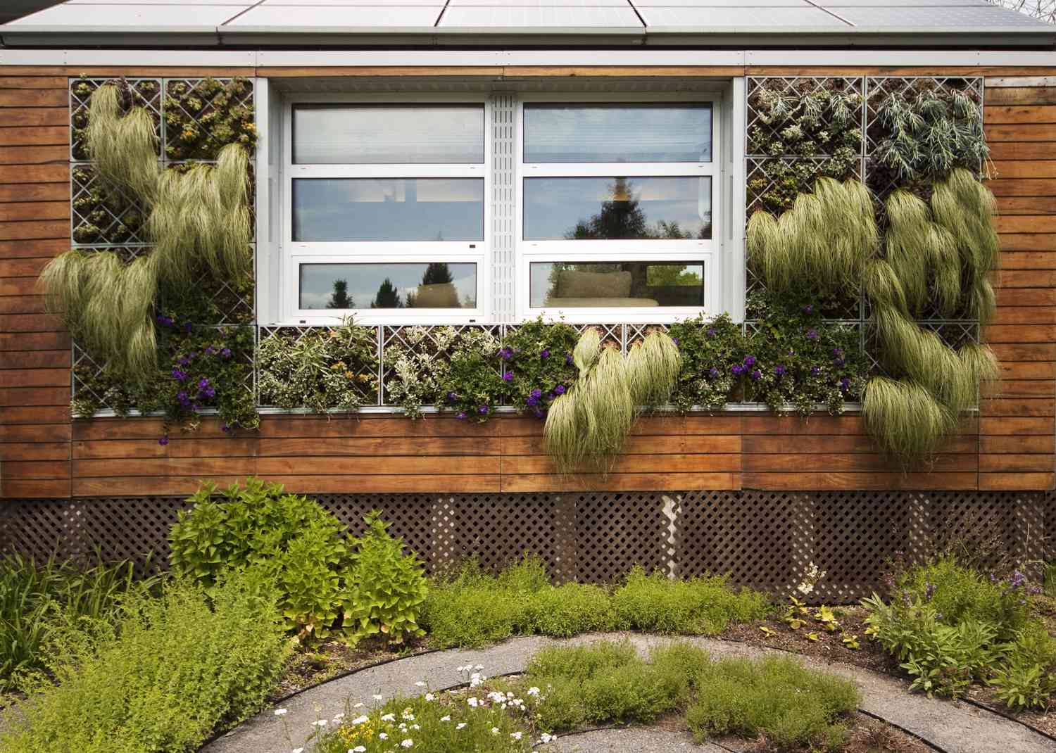 Toit recouvert de panneaux solaires et de jardinières verticales