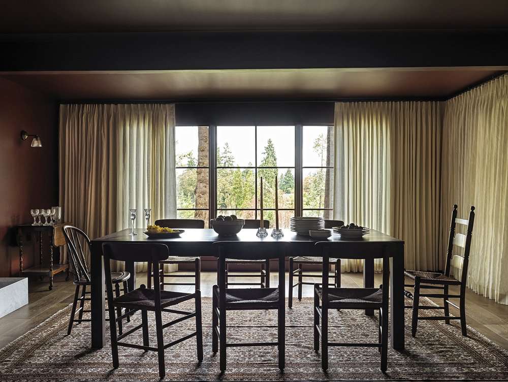 Salle à manger rustique avec longs rideaux